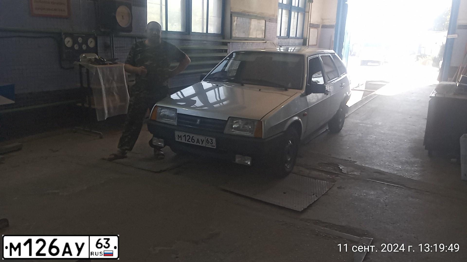 Фото автомобиля LADA 2109, 2003 — госномер М641РВ164. Цвет: СВЕТЛО-СЕРЕБРИСТЫЙ МЕТАЛЛ