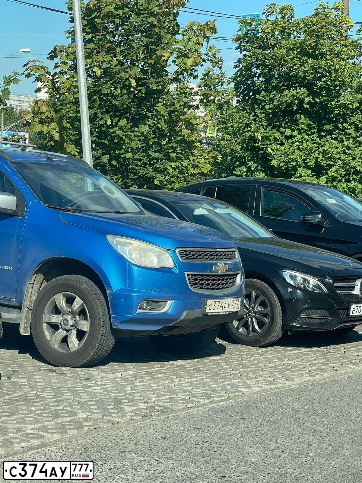 Фото автомобиля CHEVROLET TRAILBLAZER, 2013 — госномер С374АУ777. Цвет: синий