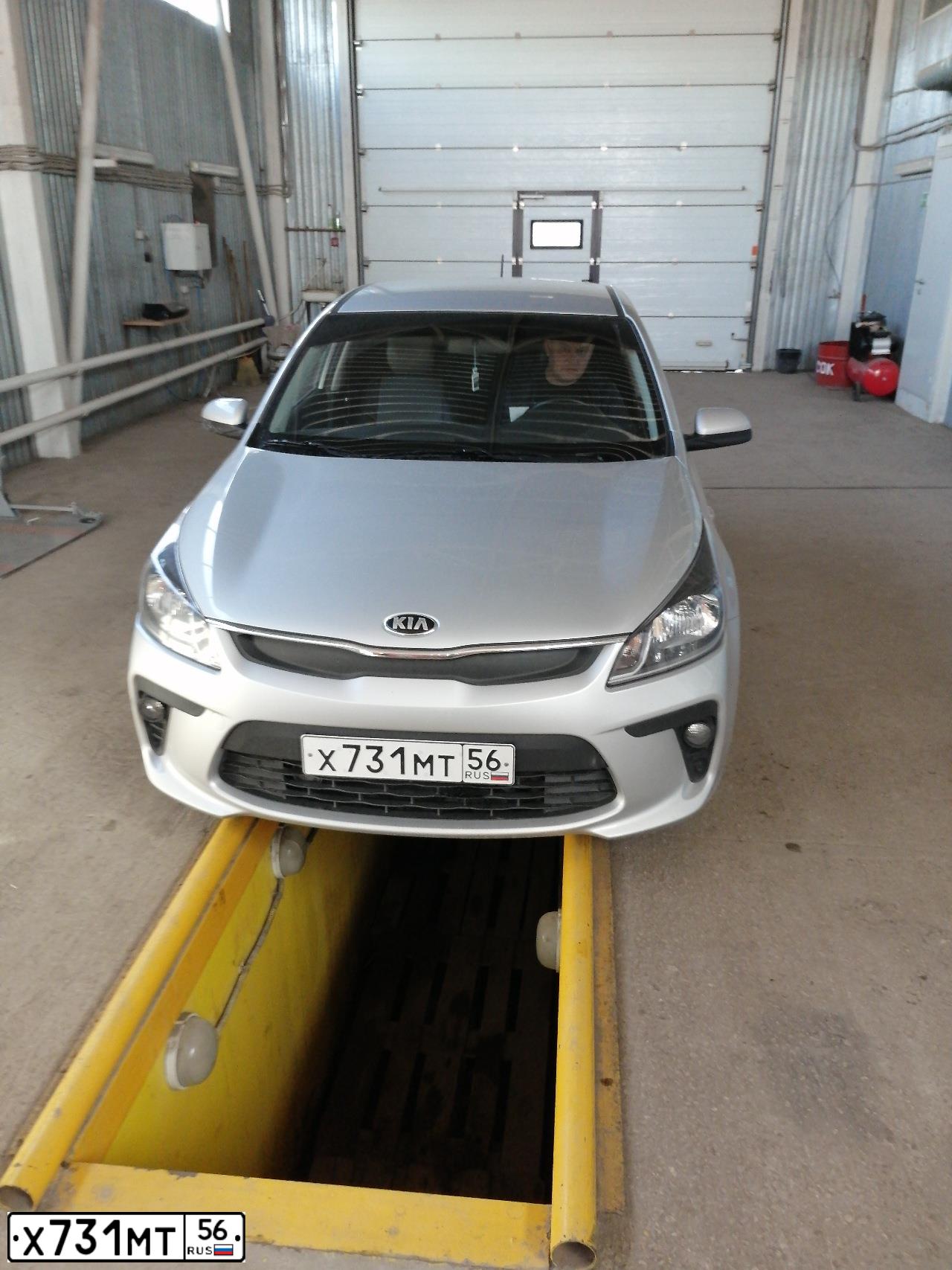 Фото автомобиля KIA RIO, 2017 — госномер К843ВВ164. Цвет: Серебристый