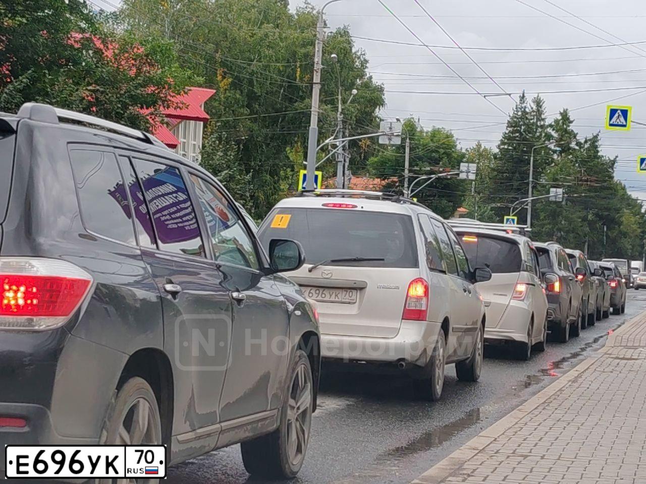 Фото автомобиля CITROEN C-CROSSER, 2008 — госномер Е696УК70. Цвет: ТЕМНО-СЕРЫЙ