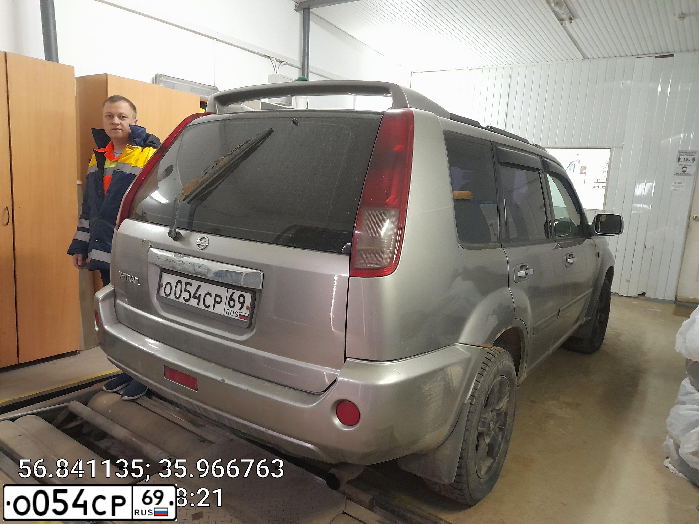 Фото автомобиля NISSAN X-TRAIL, 2004 — госномер В987НС797. Цвет: СЕРЫЙ