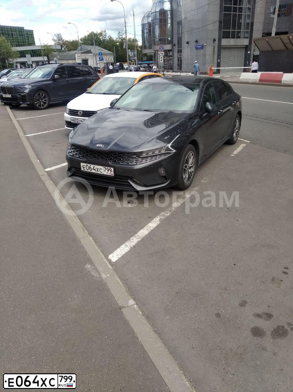 Фото автомобиля KIA K5, 2020 — госномер Е064ХС799. Цвет: СЕРЫЙ