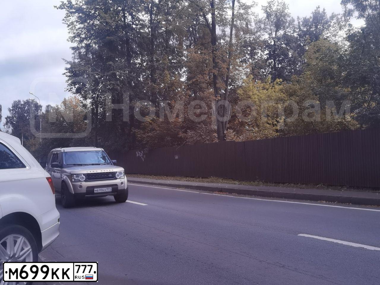 Фото автомобиля LANDROVER DISCOVERY, 2004 — госномер Р536РУ799. Цвет: ЗОЛОТИСТЫЙ