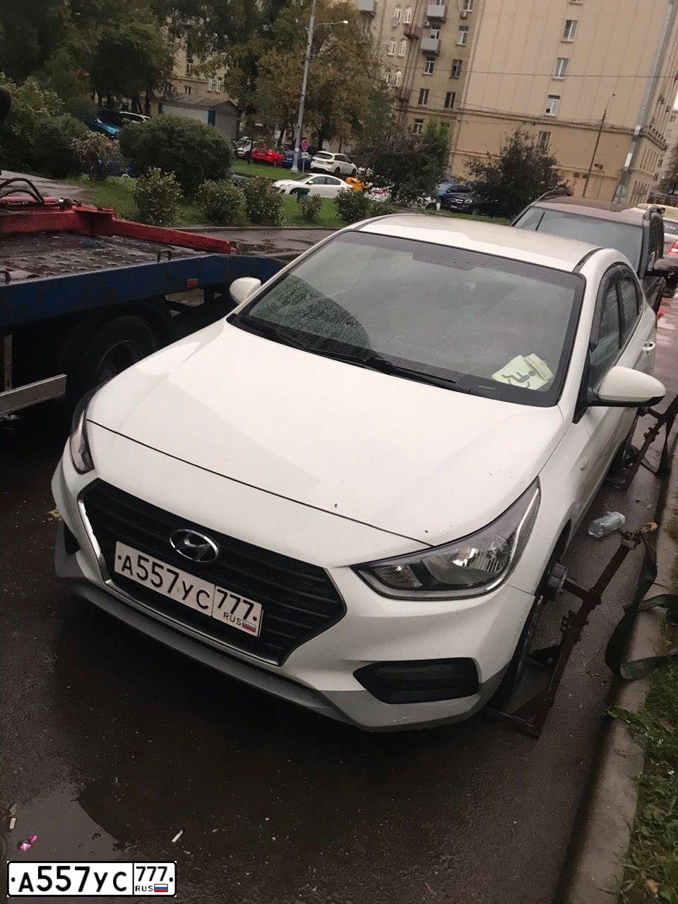 Фото автомобиля HYUNDAI SOLARIS, 2017 — госномер А557УС777. Цвет: Белый