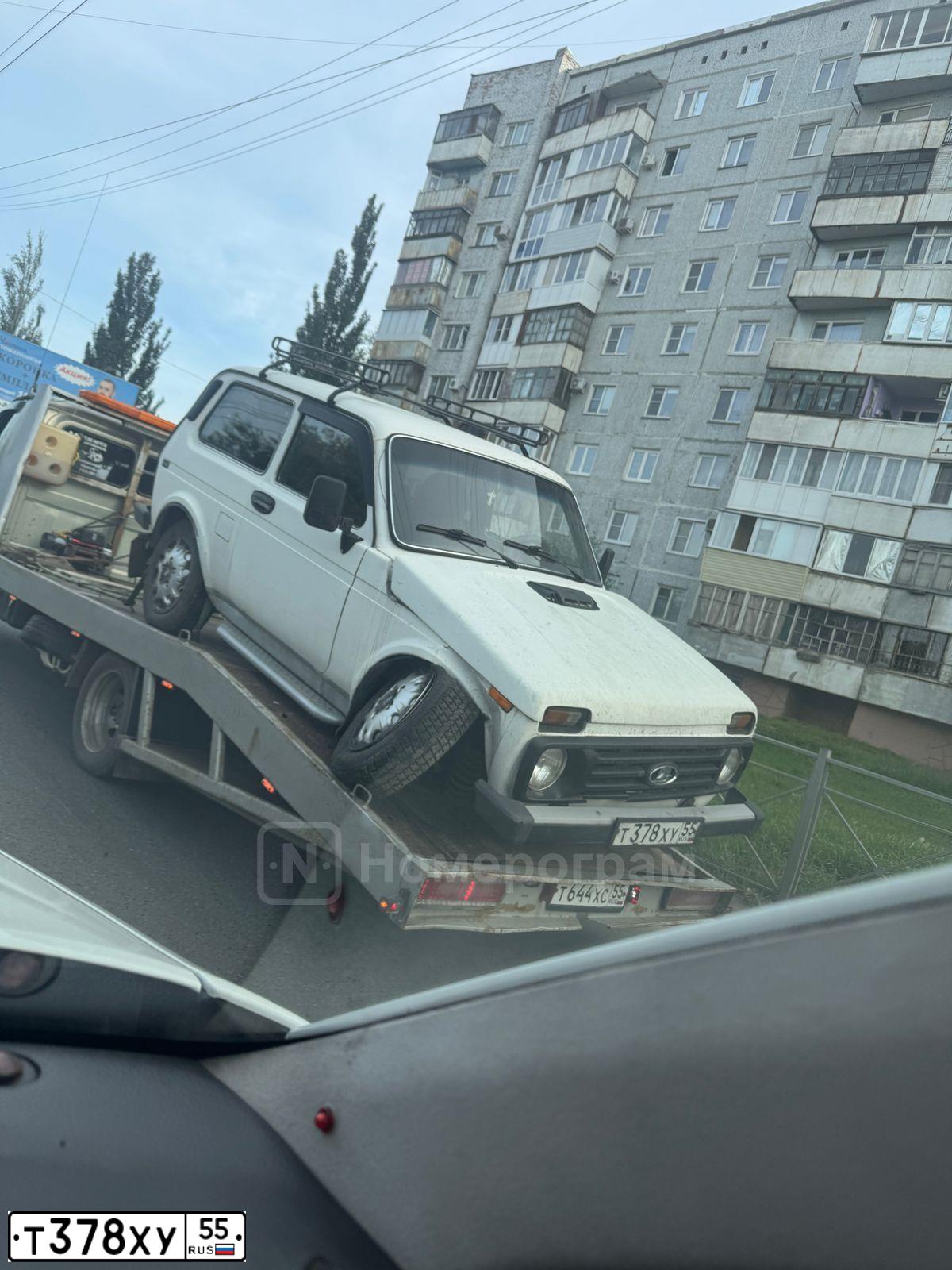 Фото автомобиля LADA 2121 NIVA, 2004 — госномер Т378ХУ55. Цвет: БЕЛЫЙ
