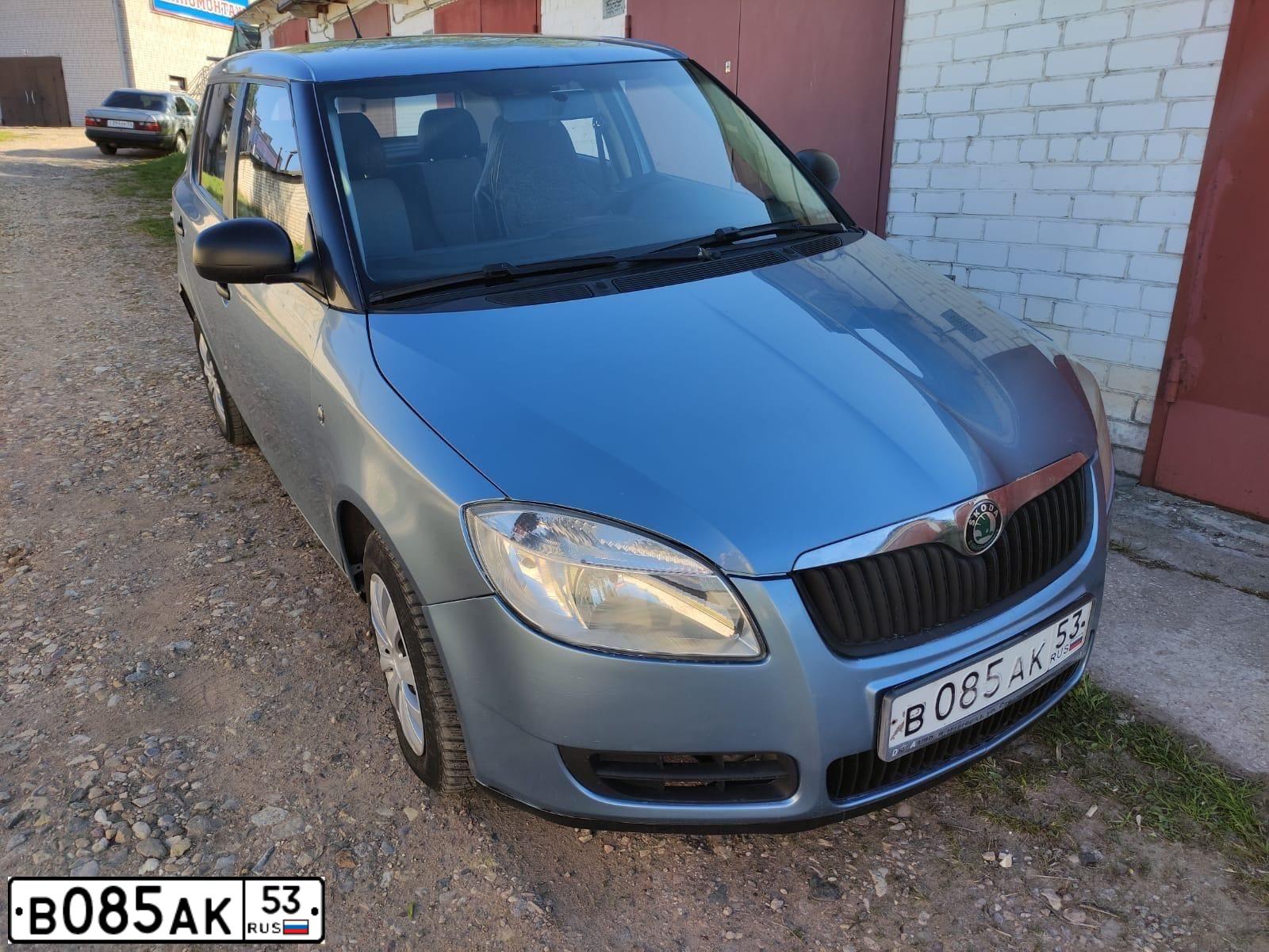 Фото автомобиля SKODA FABIA, 2009 — госномер В085АК53. Цвет: СЕРО-ГОЛУБОЙ