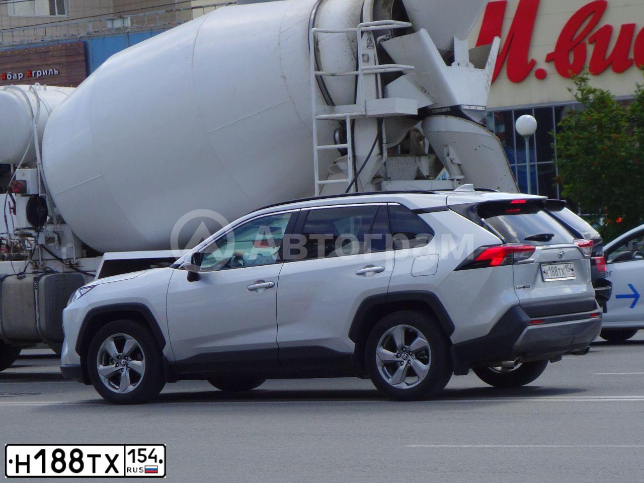 Фото автомобиля TOYOTA RAV4, 2020 — госномер Н188ТХ154. Цвет: СЕРЫЙ