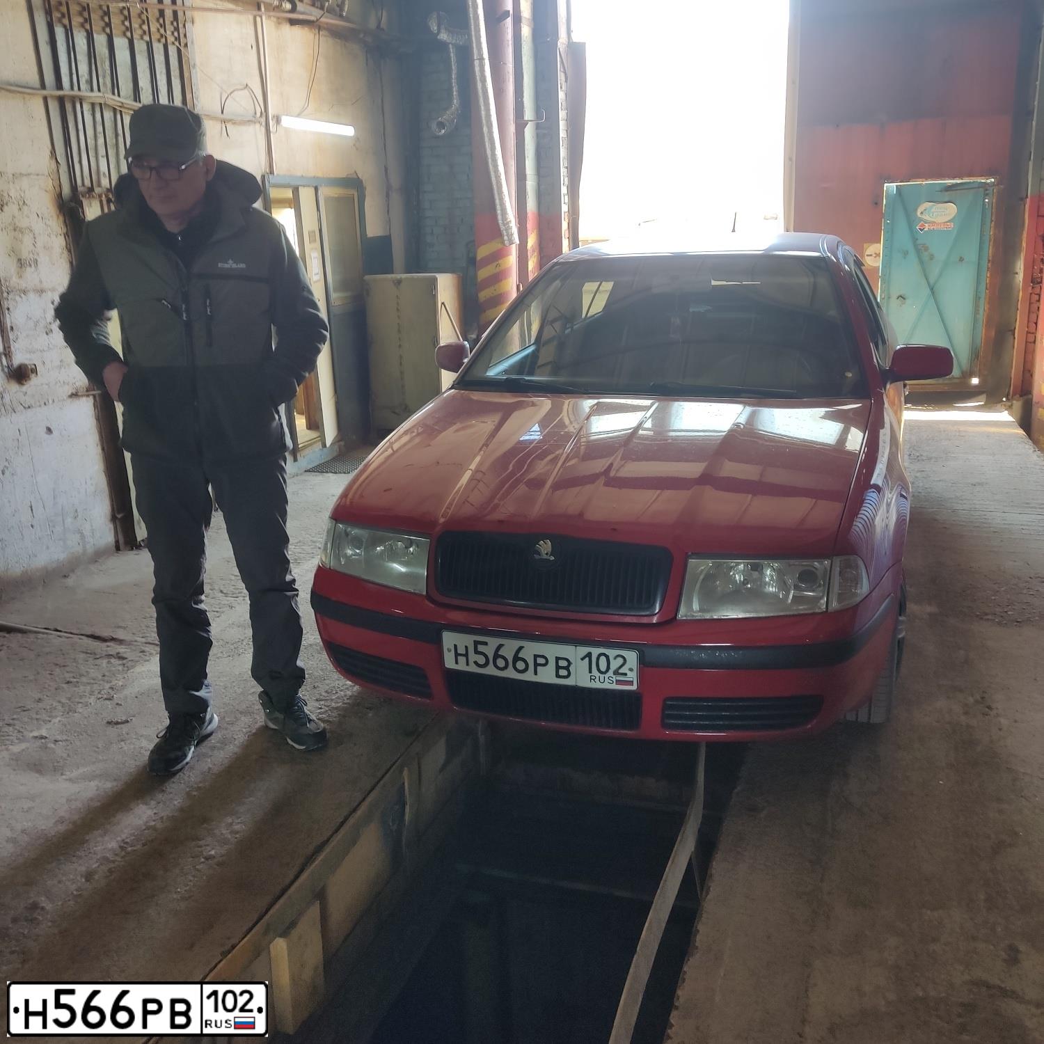 Фото автомобиля SKODA OCTAVIA, 2007 — госномер Н566РВ102. Цвет: Красный