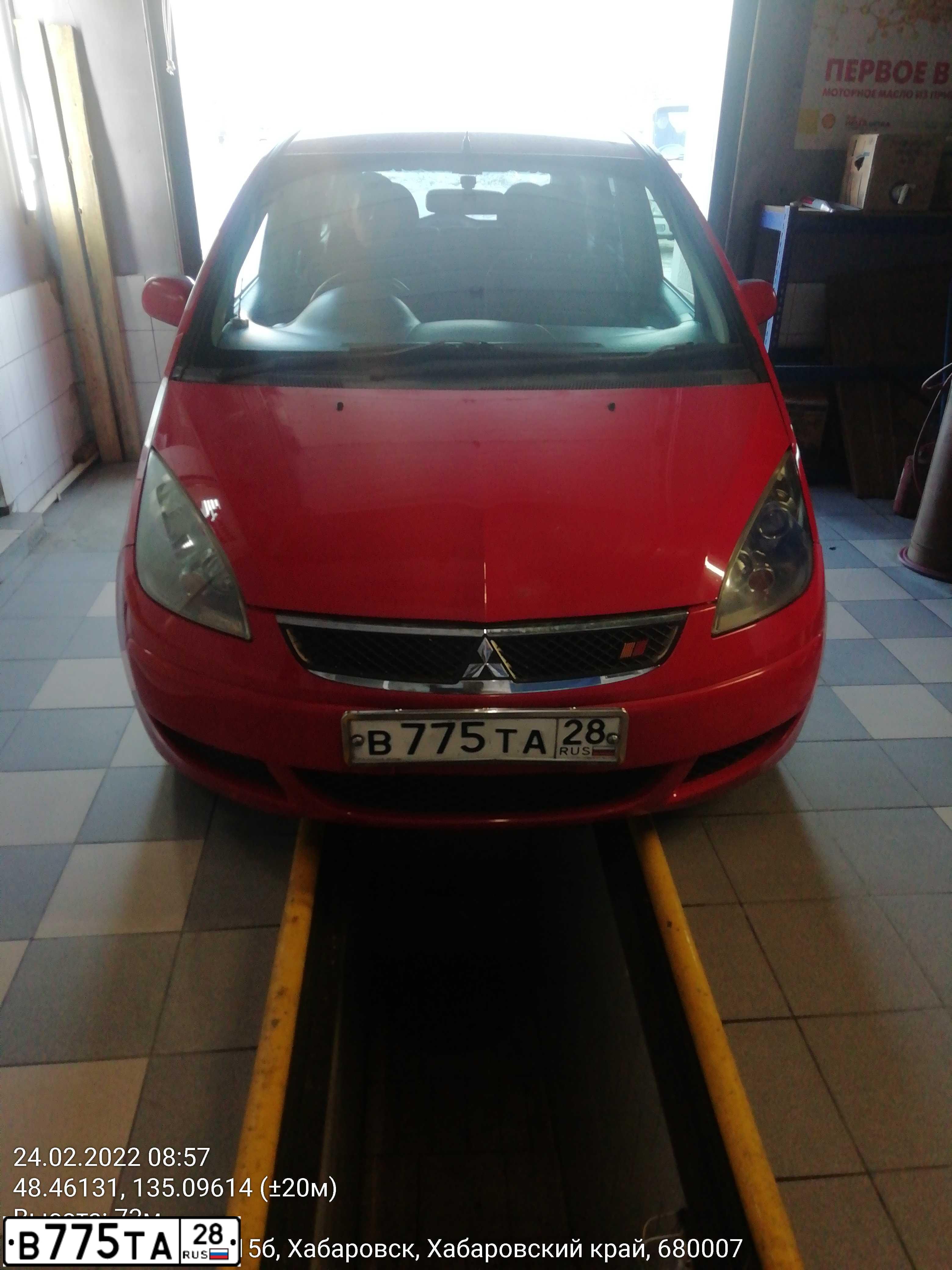 Фото автомобиля MITSUBISHI COLT PLUS MITSUBISHI COLT PLUS, 2005 — госномер Р552НН27. Цвет: Красный