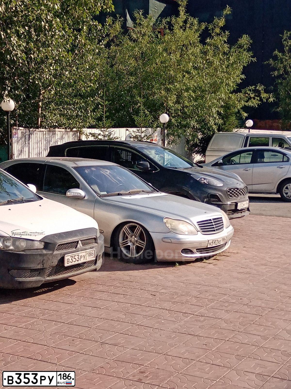 Фото автомобиля MITSUBISHI LANCER, 2008 — госномер В353РУ186. Цвет: Белый