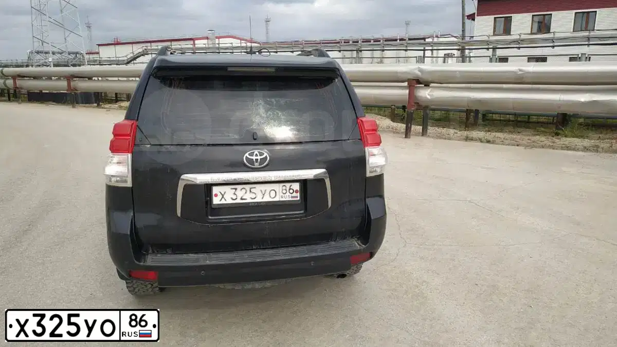 Фото автомобиля TOYOTA LANDCRUISER, 2010 — госномер Е771ЕК138. Цвет: ЧЕРНЫЙ