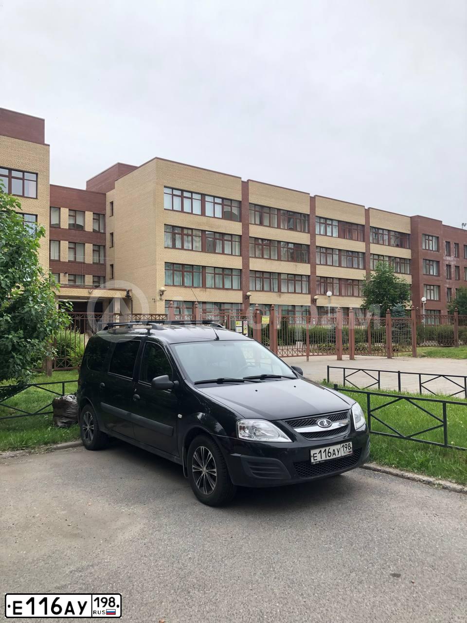 Фото автомобиля LADA LARGUS, 2018 — госномер Е116АУ198. Цвет: ЧЕРНЫЙ