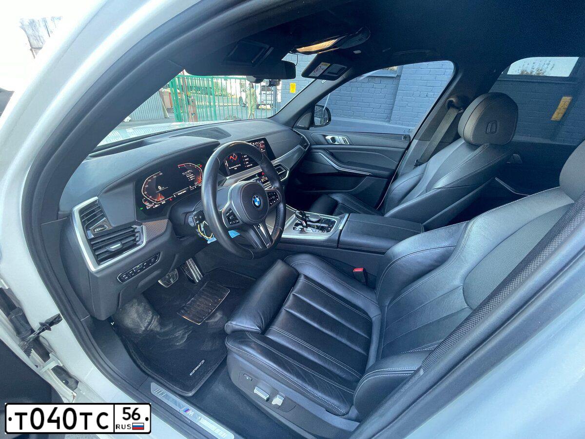 Фото автомобиля BMW X5, 2020 — госномер Е879АА156. Цвет: Белый