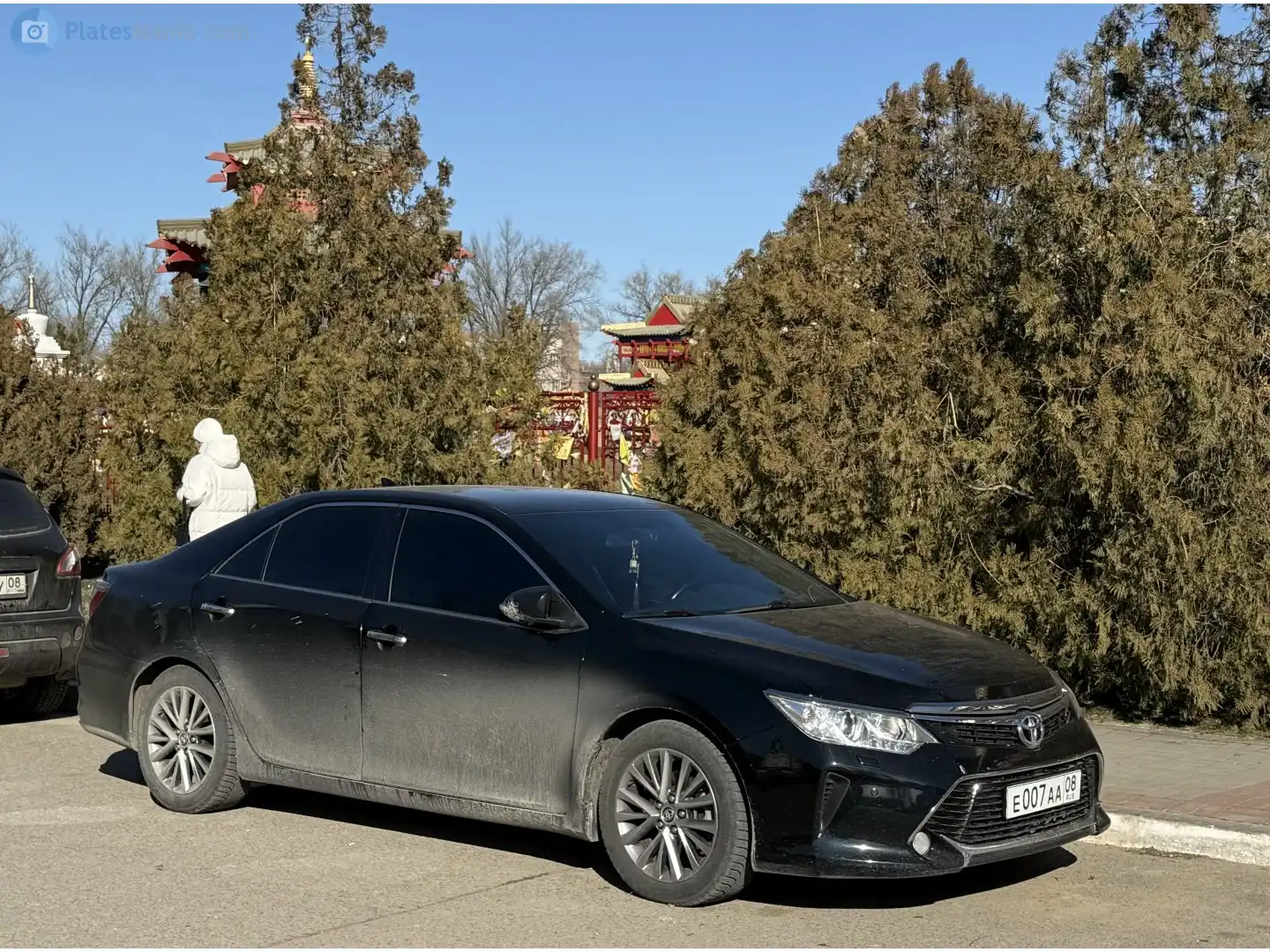 Фото автомобиля TOYOTA CAMRY, 2012 — госномер Е007АА08. Цвет: ЧЕРНЫЙ МЕТАЛЛ