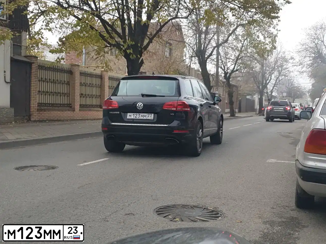 Фото автомобиля VOLKSWAGEN TOUAREG, 2012 — госномер М123ММ23. Цвет: ЧЕРНЫЙ