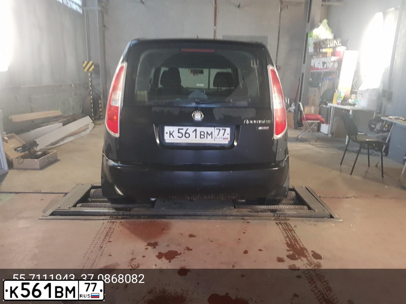 Фото автомобиля SKODA ROOMSTER, 2007 — госномер К561ВМ77. Цвет: ЧЕРНЫЙ