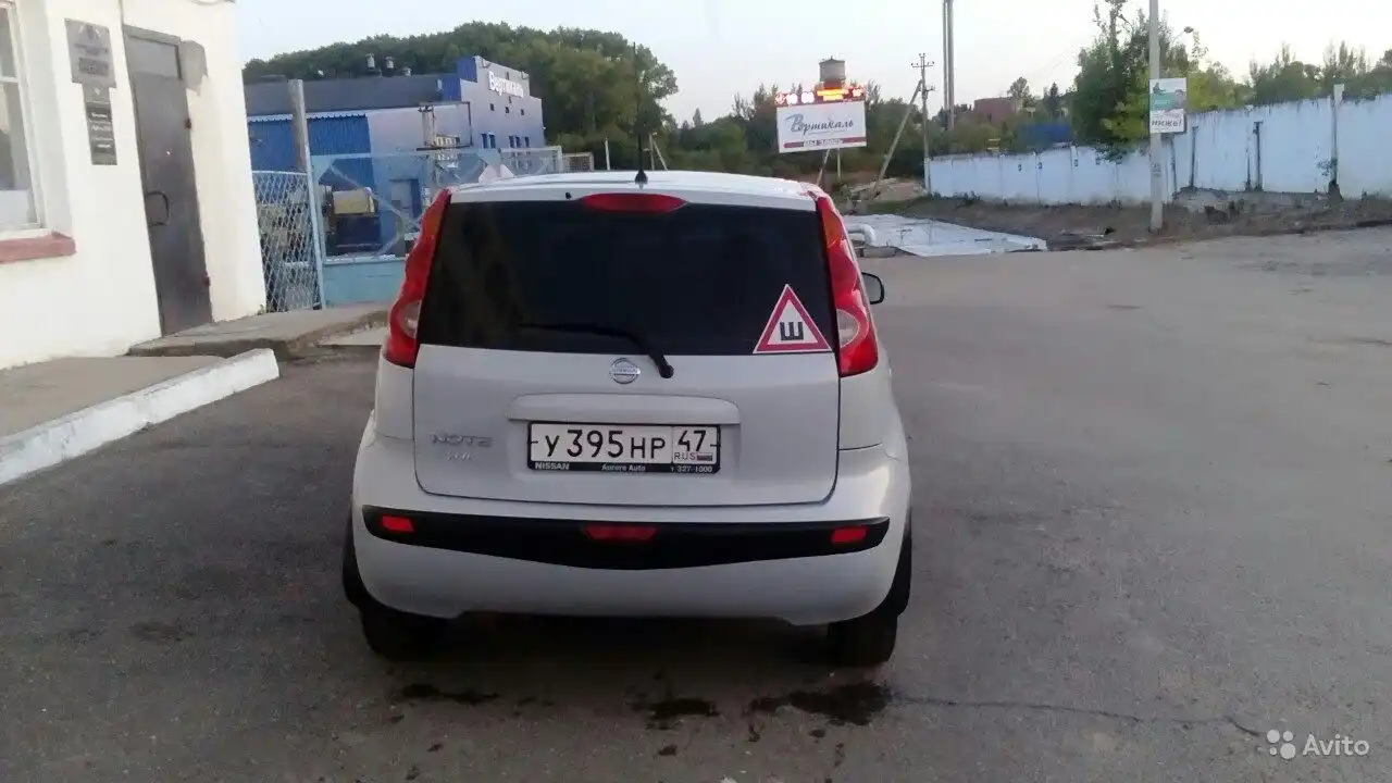 Фото автомобиля NISSAN NOTE, 2007 — госномер О098СЕ69. Цвет: Серый