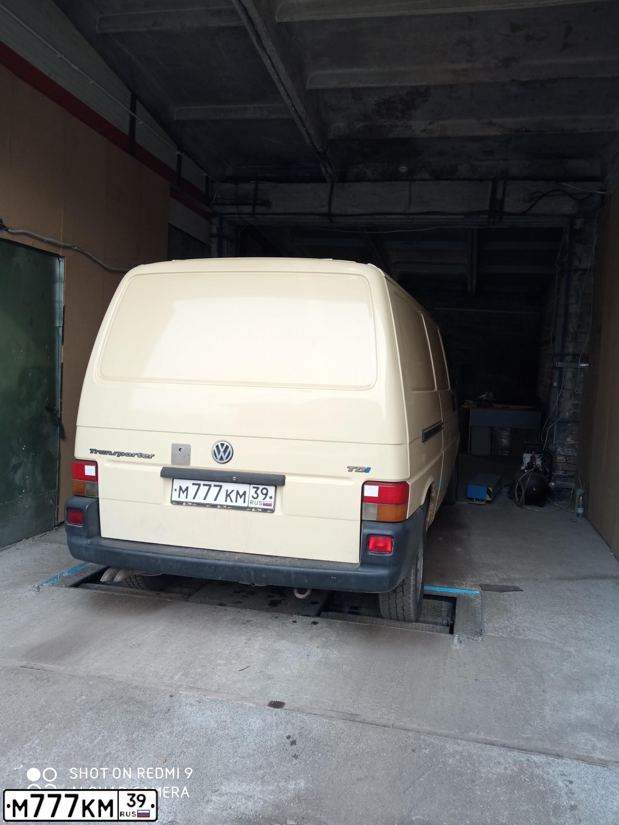 Фото автомобиля BMW SERIE 7, 1994 — госномер М777КМ39. Цвет: Коричневый