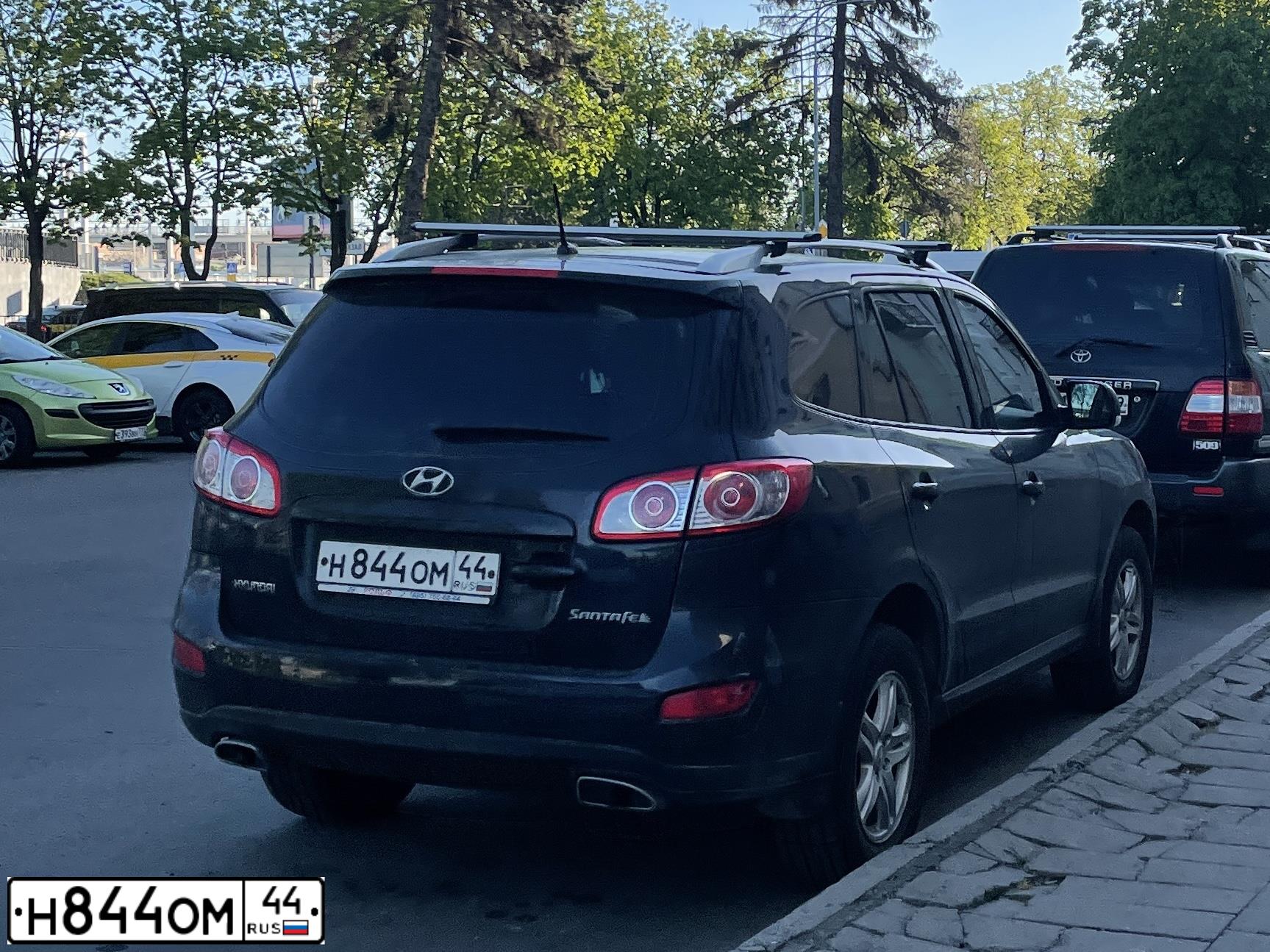 Фото автомобиля HYUNDAI SANTA FE, 2010 — госномер Н844ОМ44. Цвет: ЧЕРНЫЙ