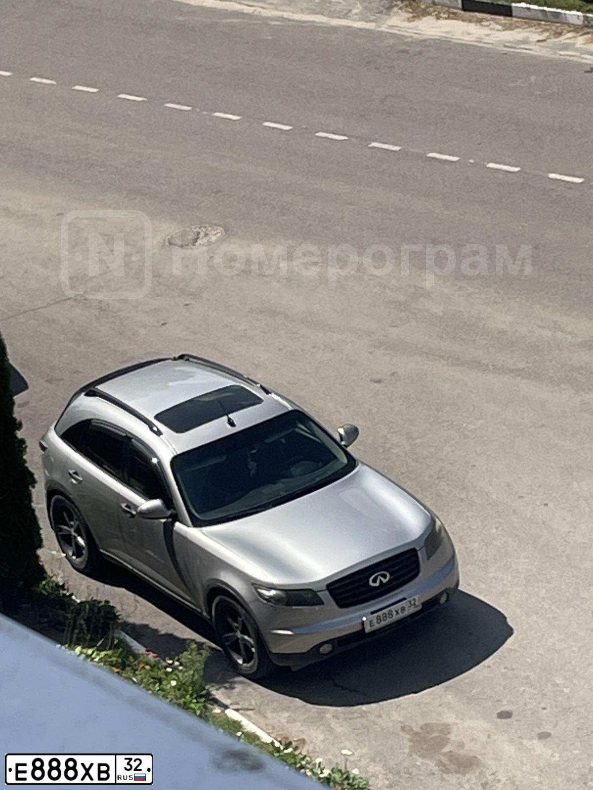 Фото автомобиля INFINITI QX70 /FX/, 2003 — госномер Е888ХВ32. Цвет: серебристый