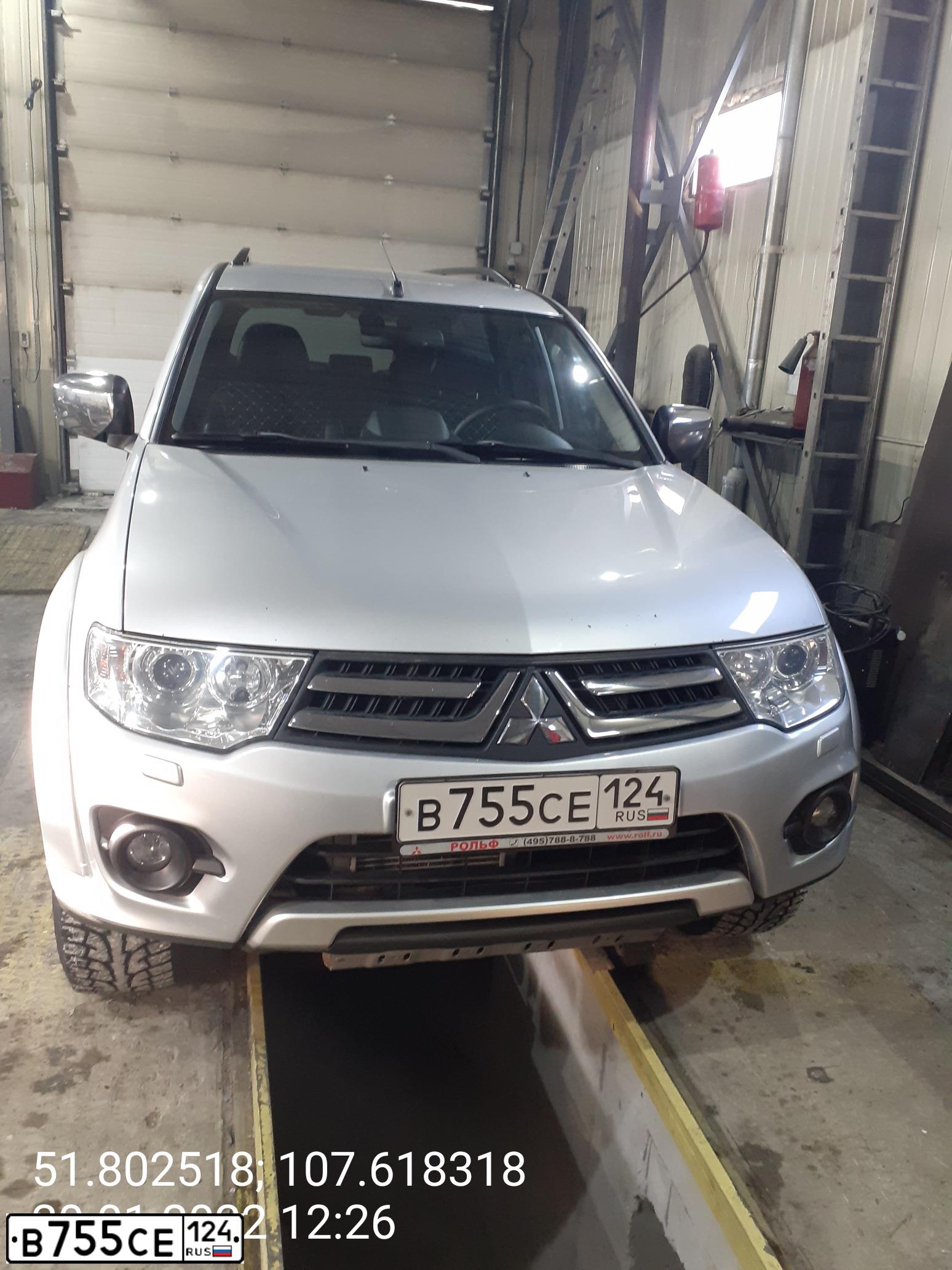 Фото автомобиля MITSUBISHI PAJERO SPORT, 2015 — госномер О198МС03. Цвет: СЕРЕБРИСТЫЙ