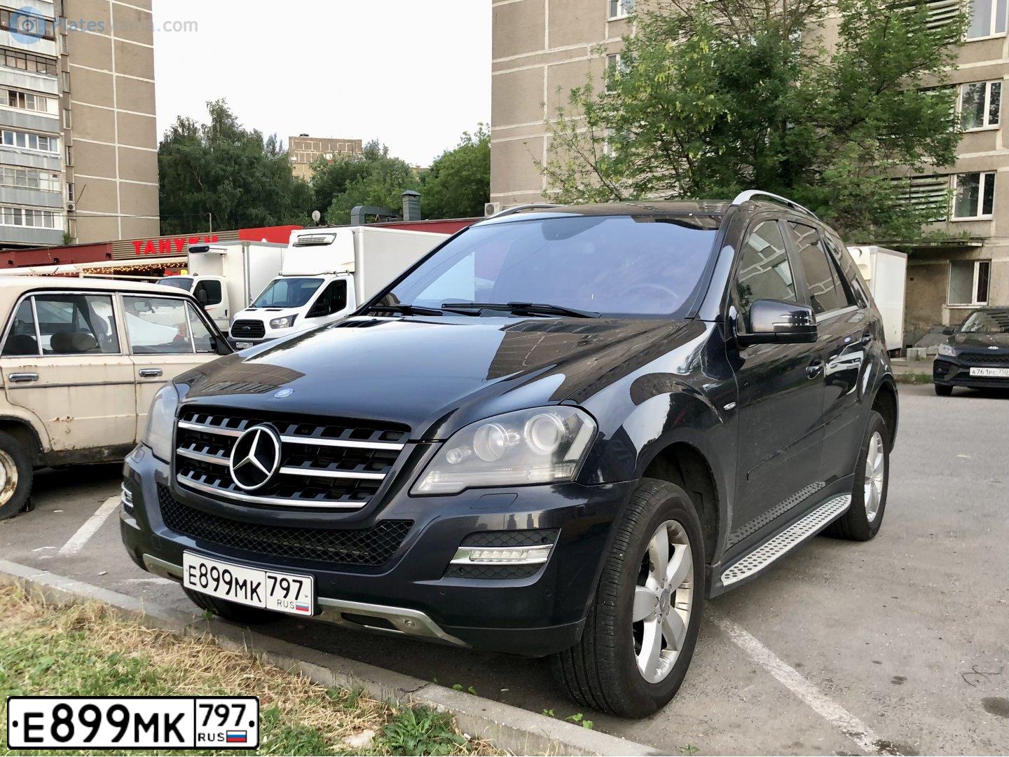 Фото автомобиля MERCEDES M-KLASSE, 2011 — госномер Е899МК797. Цвет: Темно-синий