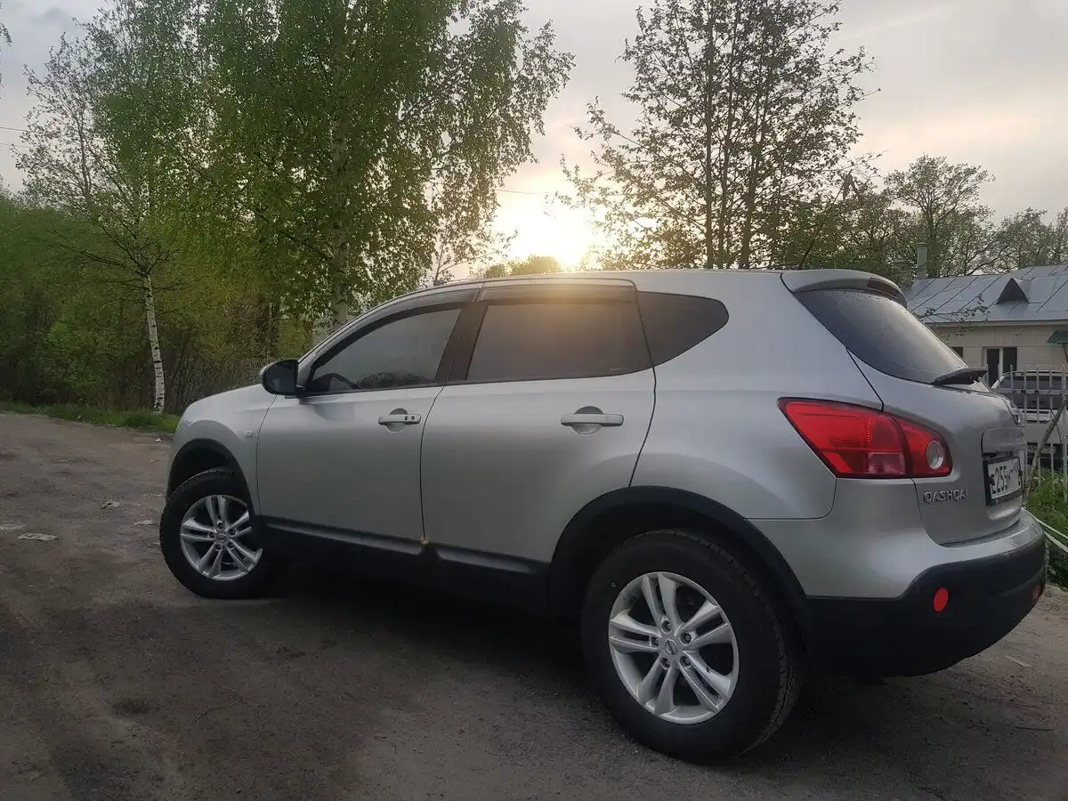 Фото автомобиля NISSAN QASHQAI, 2008 — госномер А892ТТ147. Цвет: СВЕТЛО-СЕРЫЙ
