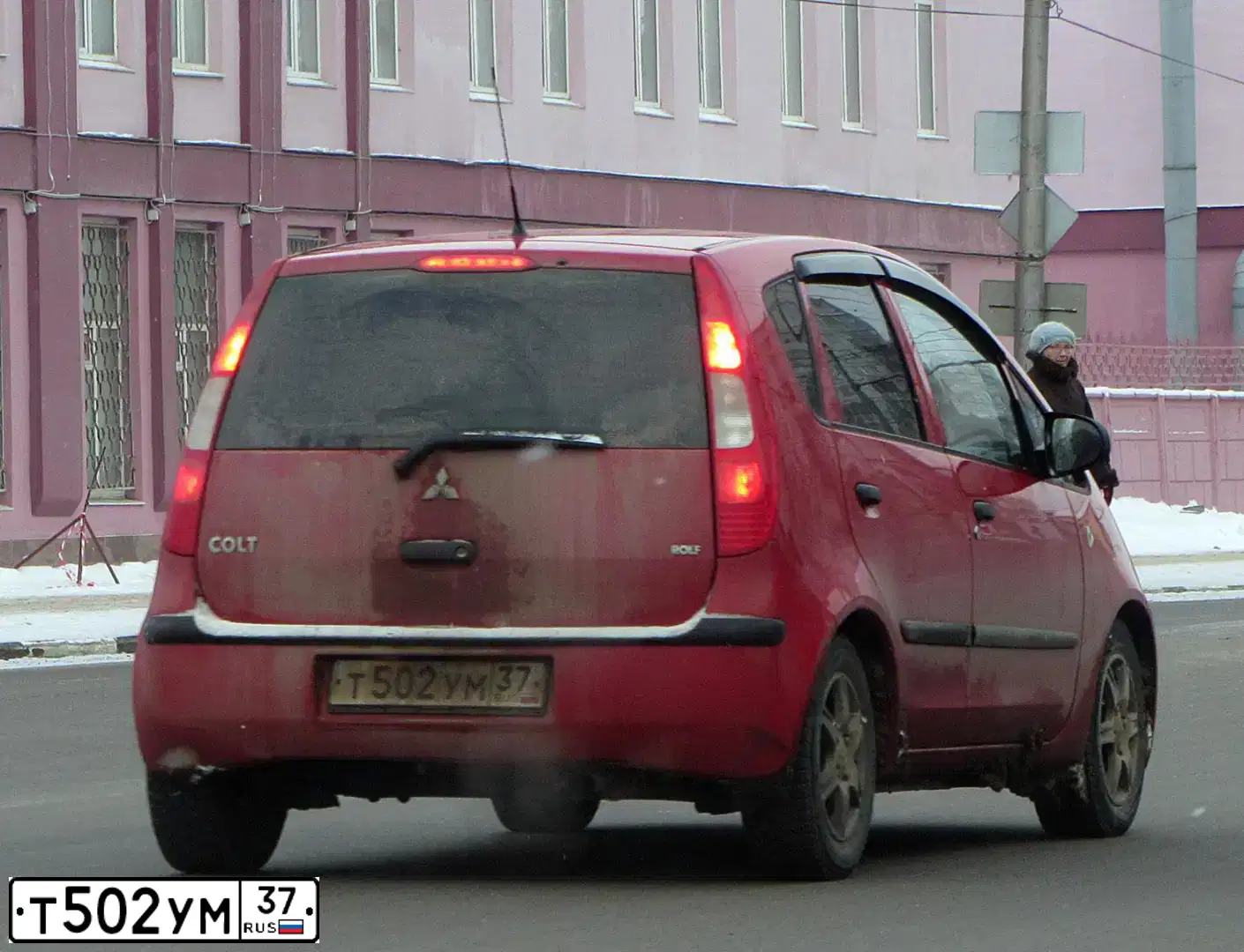 Фото автомобиля MITSUBISHI COLT, 2005 — госномер Т502УМ37. Цвет: Красный