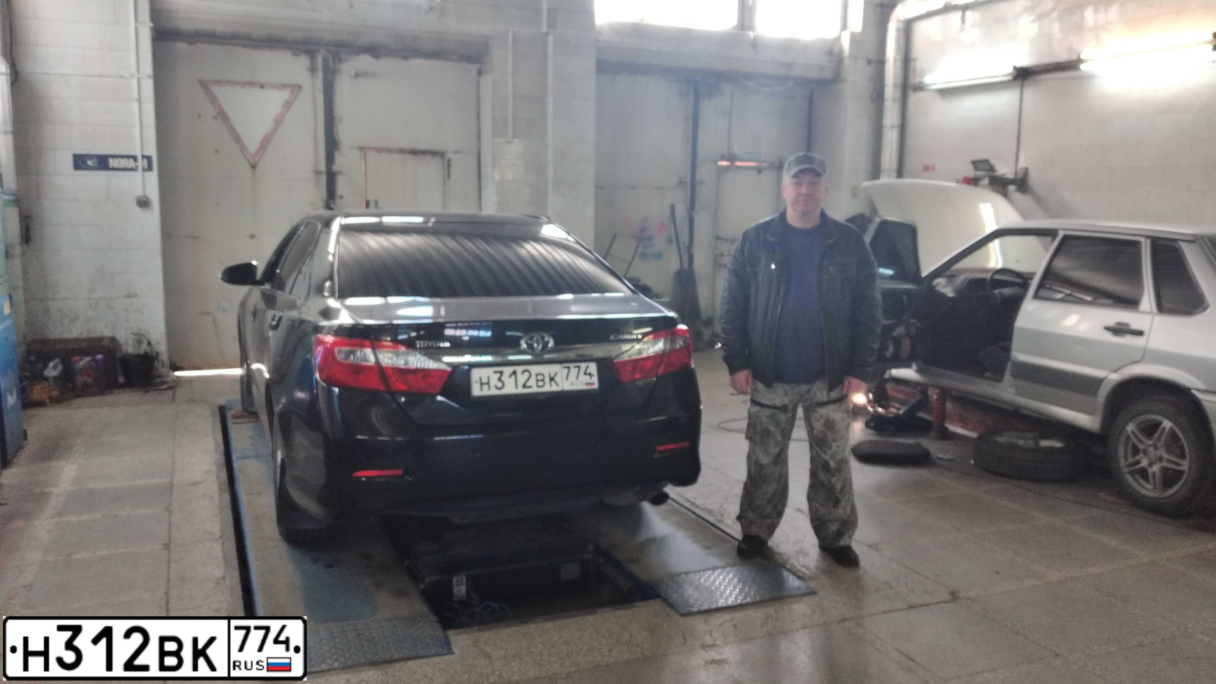 Фото автомобиля TOYOTA CAMRY, 2013 — госномер С007ОХ174. Цвет: ЧЕРНЫЙ