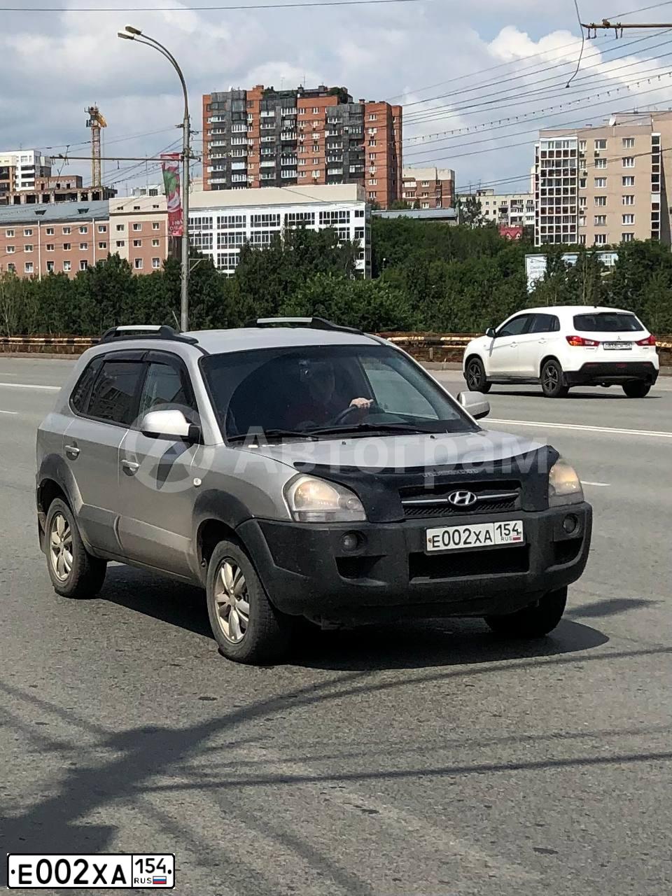 Фото автомобиля HYUNDAI TUCSON, 2008 — госномер Е002ХА154. Цвет: Серебристый