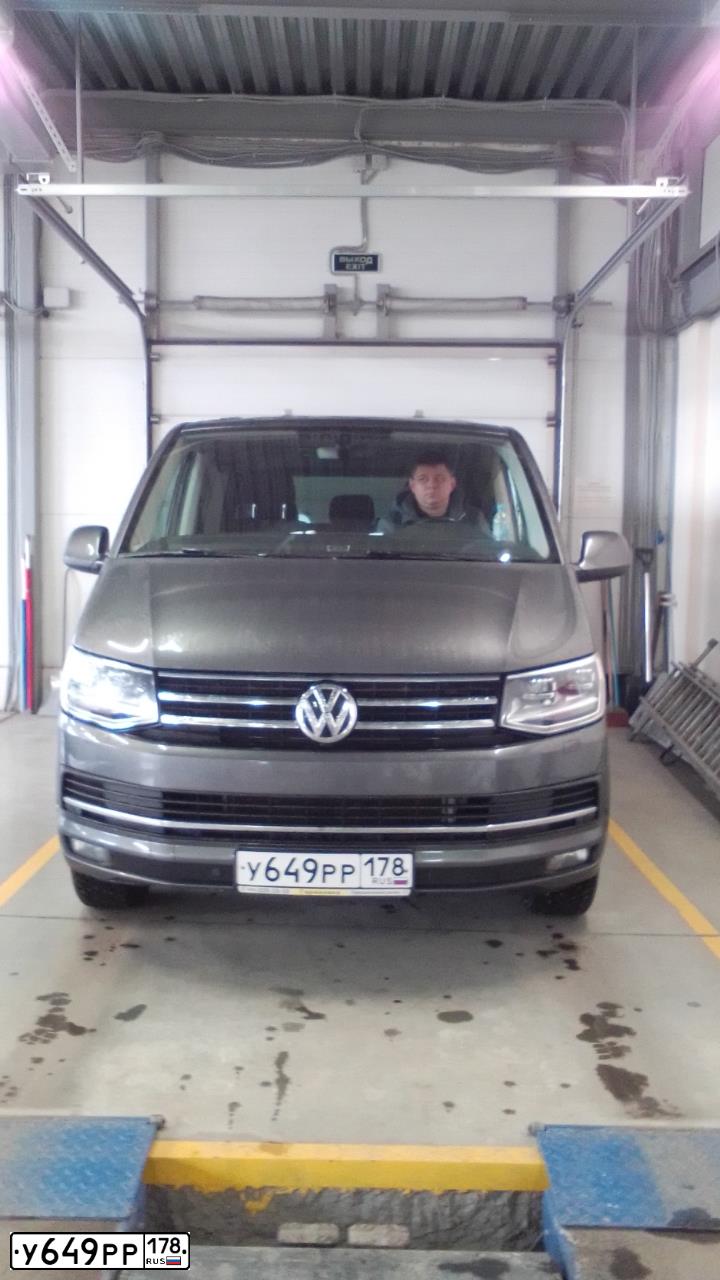 Фото автомобиля VOLKSWAGEN CARAVELLE, 2016 — госномер У649РР178. Цвет: ТЕМНО-СЕРЫЙ