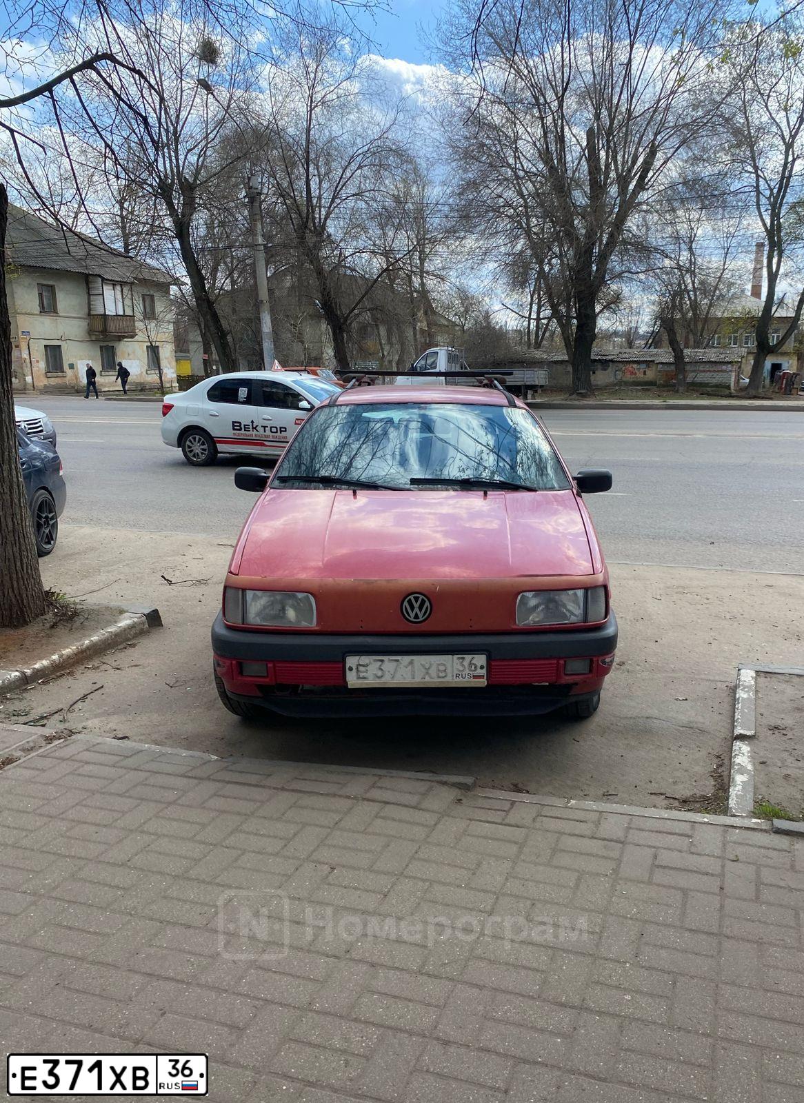 Фото автомобиля VOLKSWAGEN PASSAT, 1991 — госномер Е371ХВ36. Цвет: КРАСНЫЙ