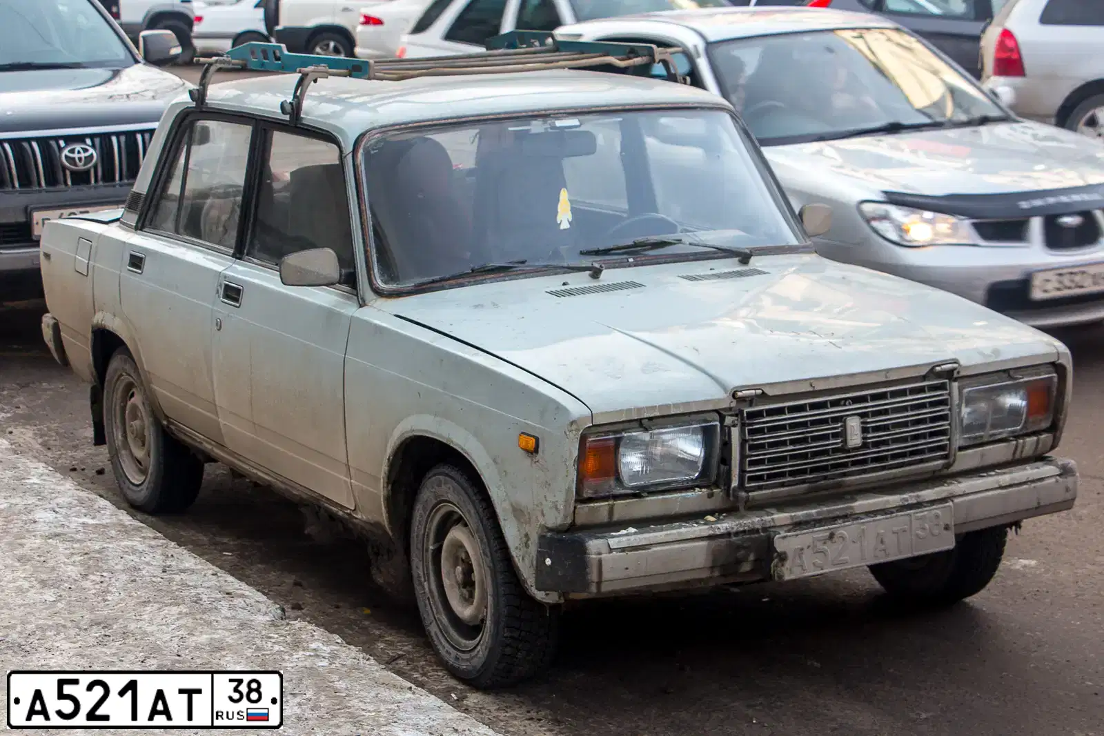 Фото автомобиля LADA 2107, 1996 — госномер А521АТ38. Цвет: СВЕТЛО-СЕРЫЙ