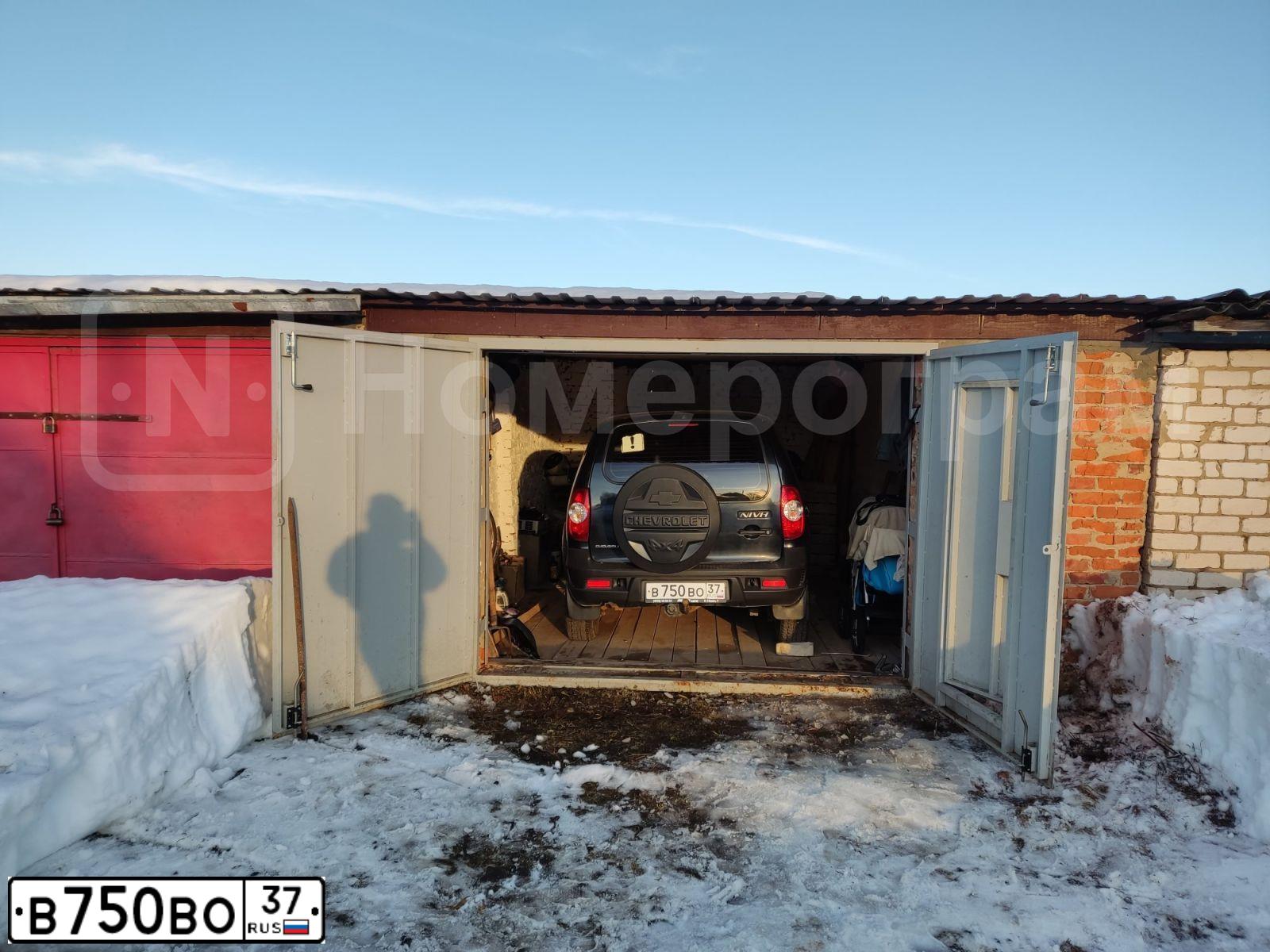 Фото автомобиля CHEVROLET NIVA, 2013 — госномер В750ВО37. Цвет: Черно-синий металлик