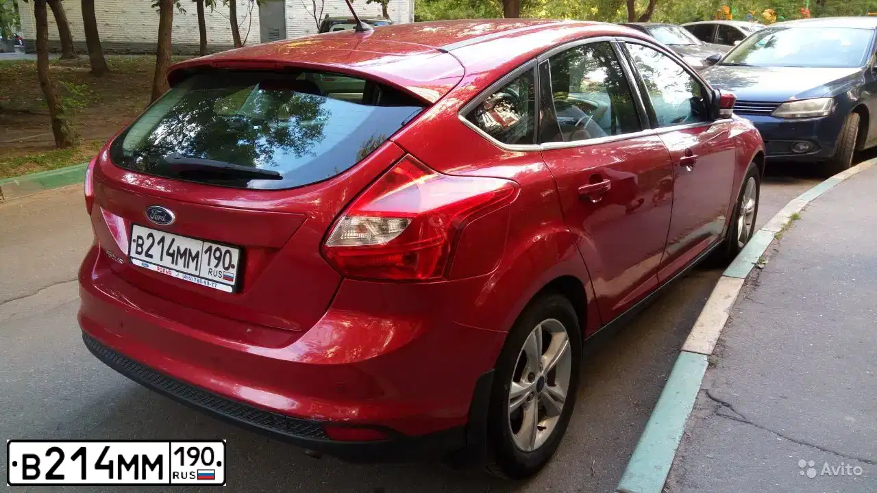 Фото автомобиля FORD FOCUS, 2012 — госномер Т773АЕ31. Цвет: Красный