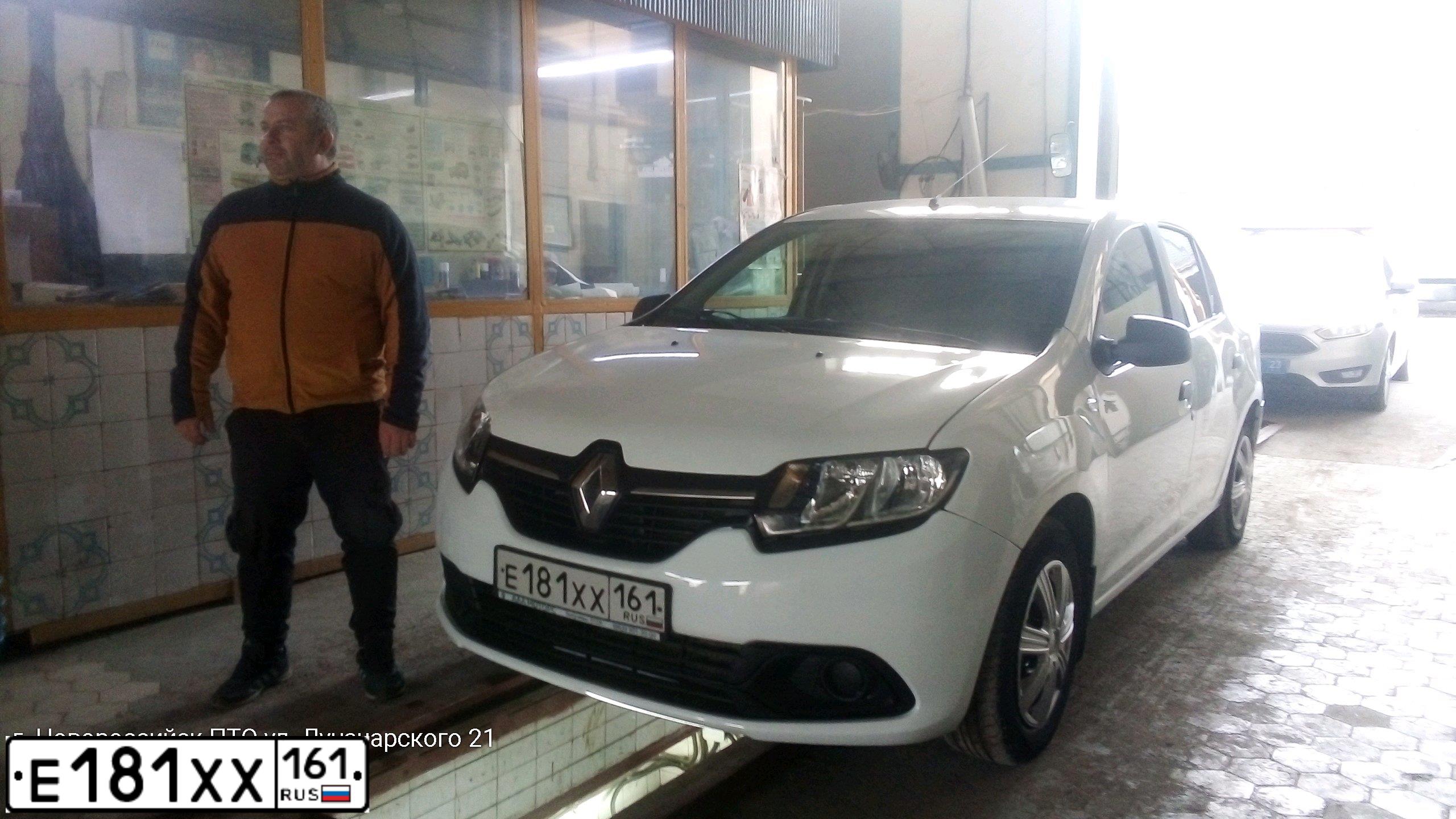 Фото автомобиля RENAULT LOGAN, 2017 — госномер Е181ХХ161. Цвет: Белый