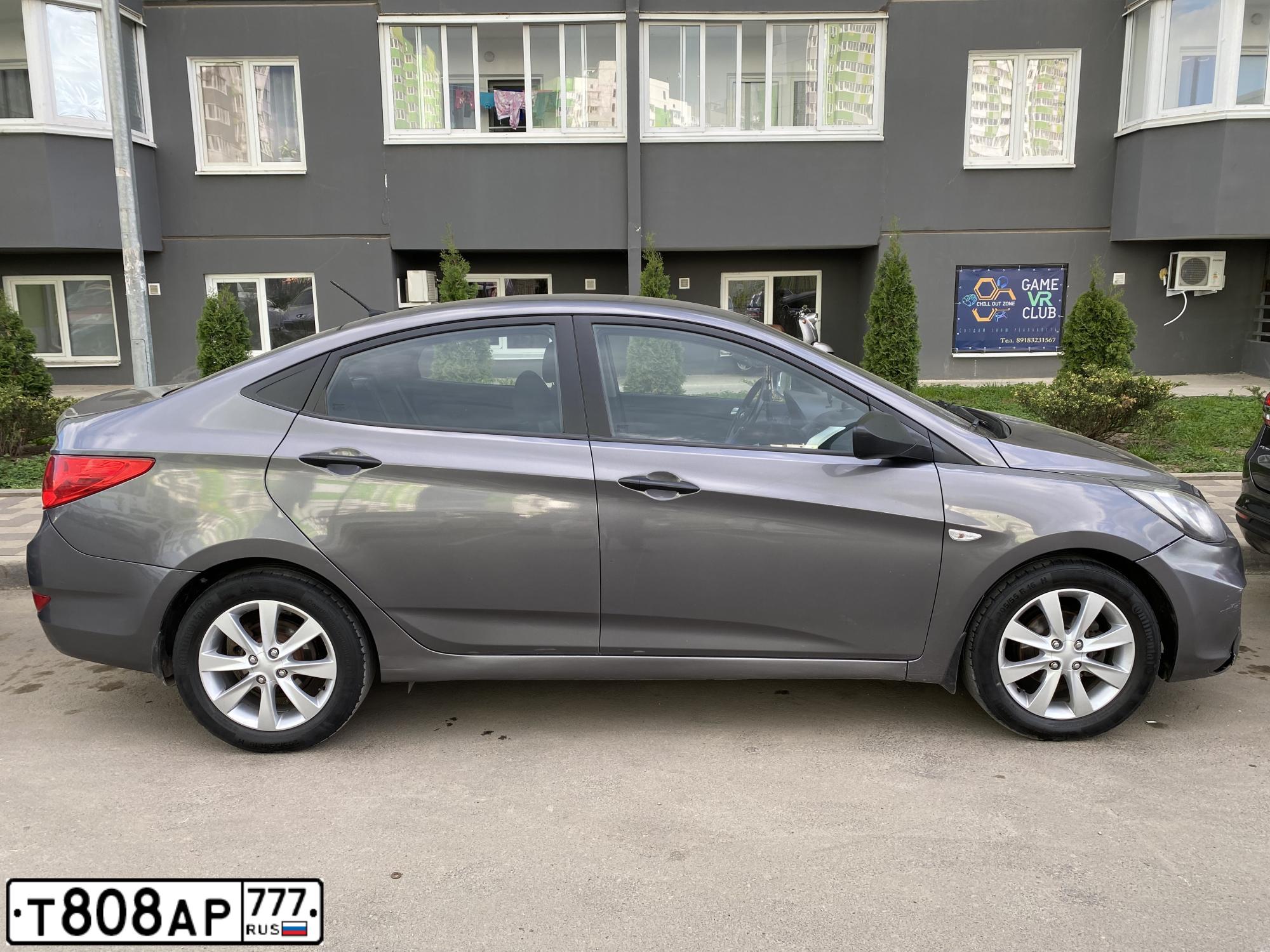 Фото автомобиля HYUNDAI SOLARIS, 2014 — госномер Т808АР777. Цвет: ЧЕРНО-СЕРЫЙ