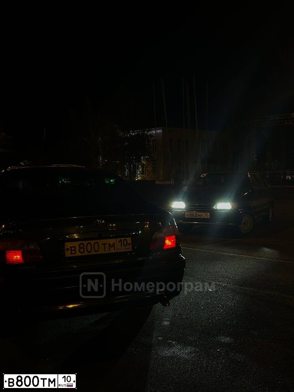 Фото автомобиля TOYOTA AVENSIS, 1998 — госномер В800ТМ10. Цвет: ЗЕЛЕНЫЙ