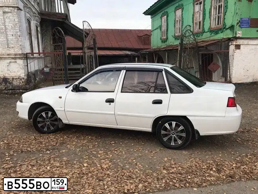 Фото автомобиля DAEWOO NEXIA, 2012 — госномер В555ВО159. Цвет: БЕЛО-ДЫМЧАТЫЙ