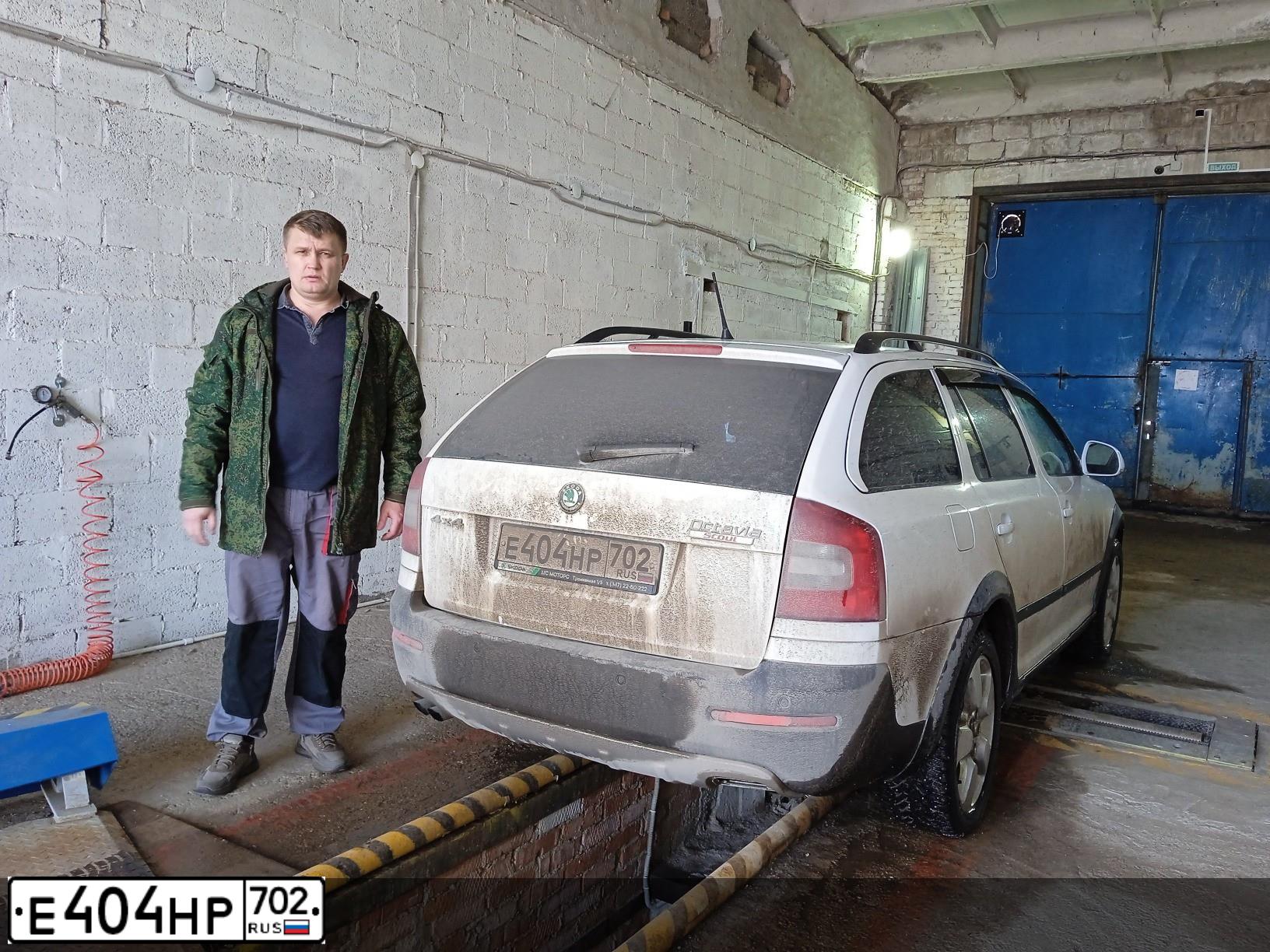 Фото автомобиля SKODA OCTAVIA, 2012 — госномер О003ТС77. Цвет: Белый