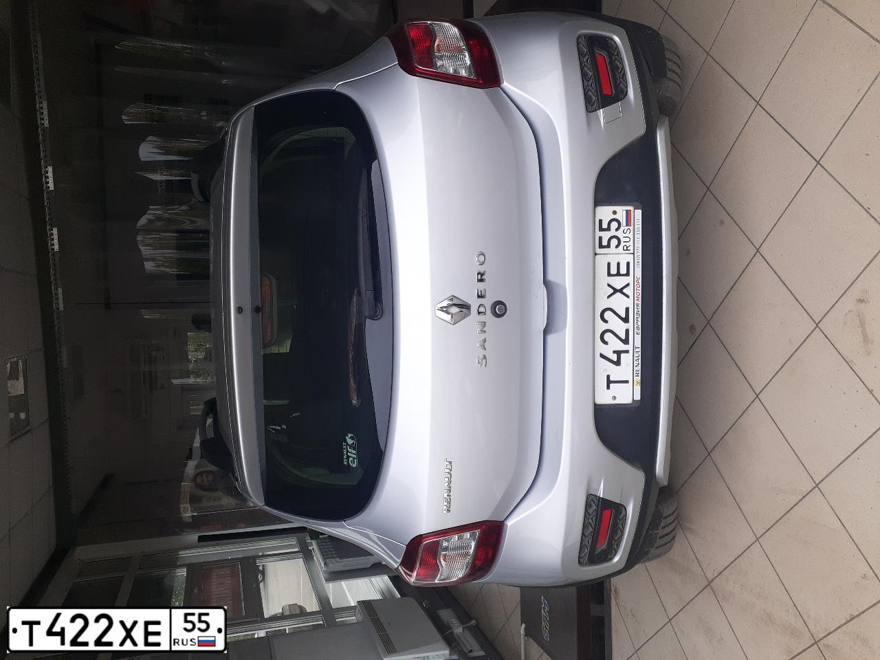 Фото автомобиля RENAULT SANDERO, 2017 — госномер Т422ХЕ55. Цвет: СВЕТЛО-СЕРЫЙ