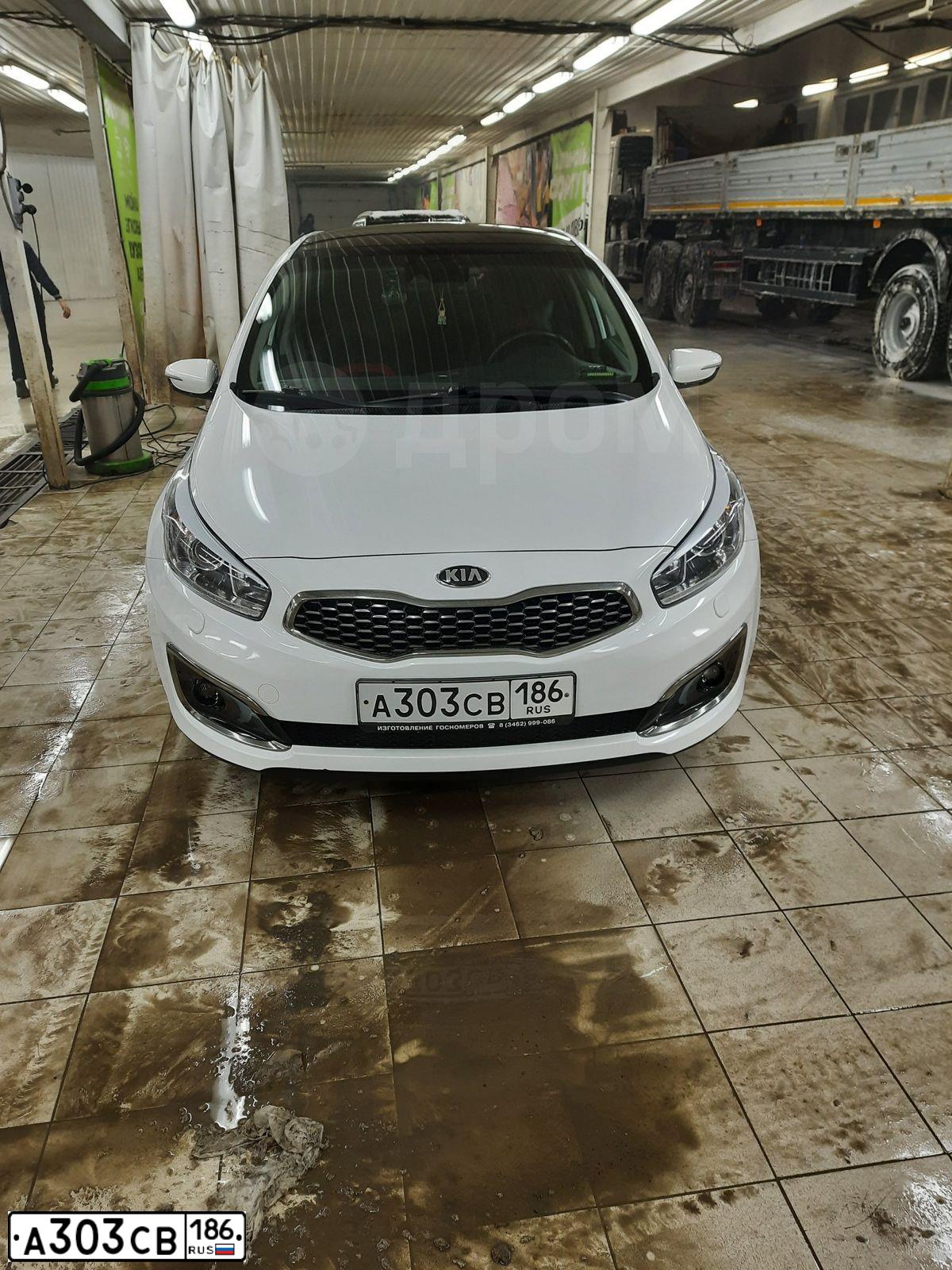 Фото автомобиля KIA CEE'D, 2018 — госномер Е887ТВ186. Цвет: Белый