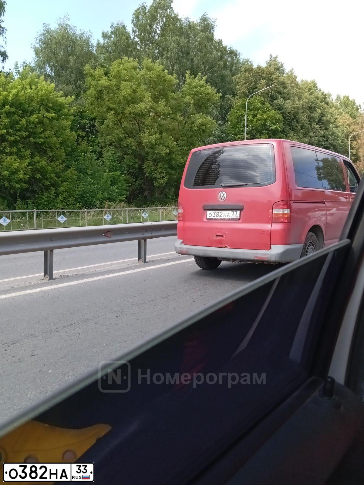 Фото автомобиля VOLKSWAGEN CARAVELLE, 2007 — госномер К033МК33. Цвет: КРАСНЫЙ