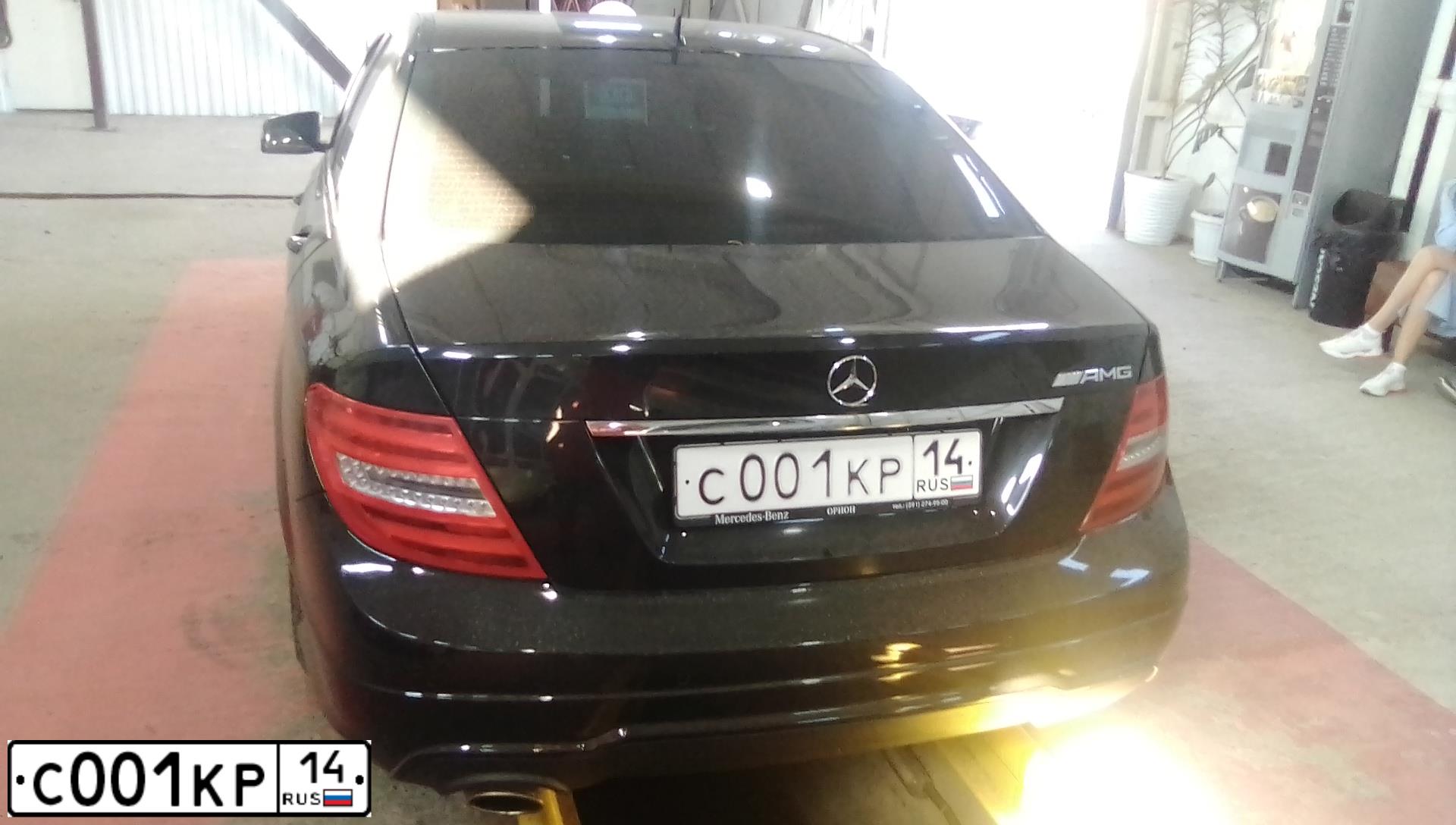 Фото автомобиля MERCEDES C-KLASSE, 2013 — госномер В001РР24. Цвет: ЧЕРНЫЙ