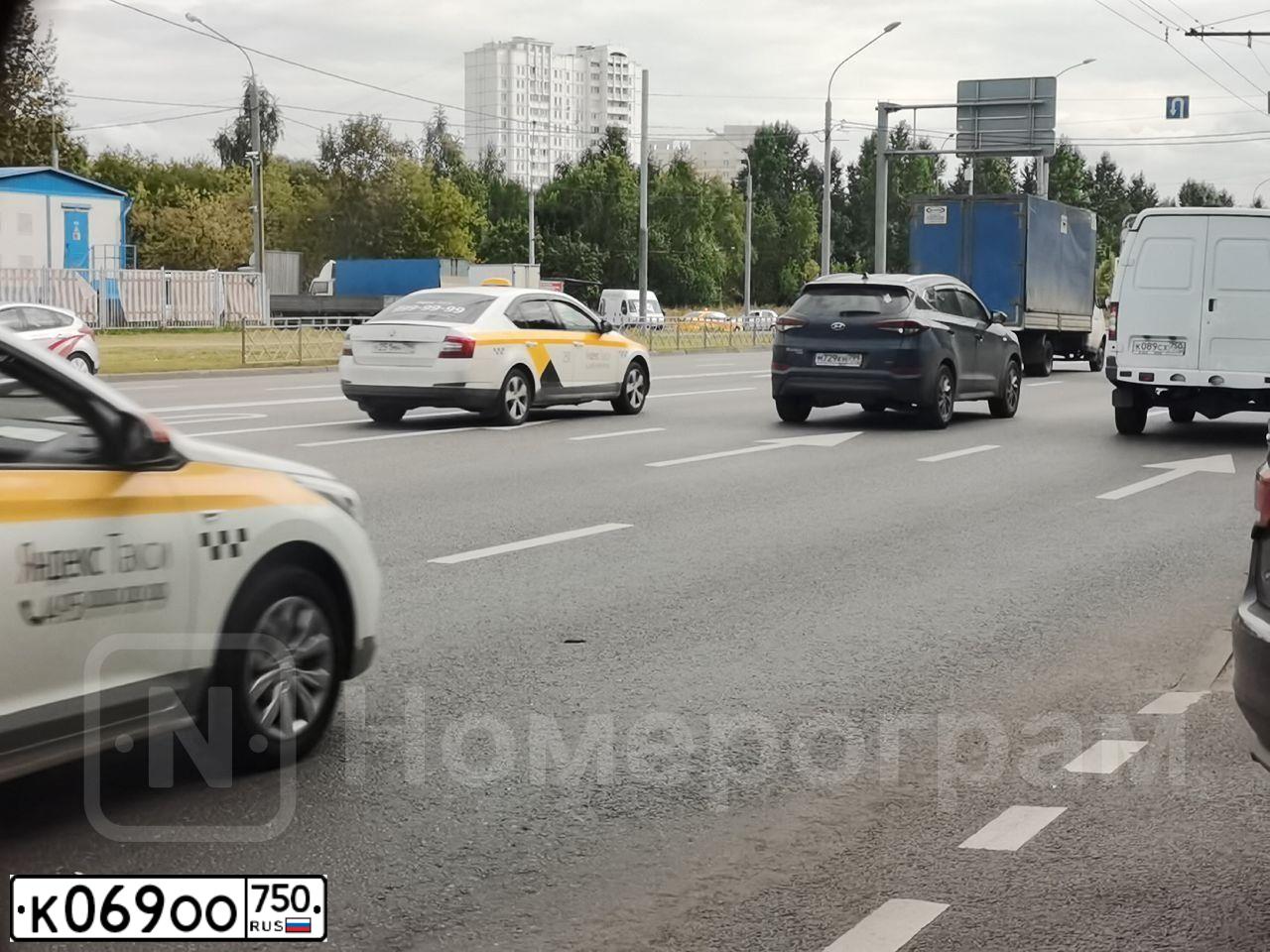 Фото автомобиля DODGE JOURNEY, 2012 — госномер К069ОО750. Цвет: Красный