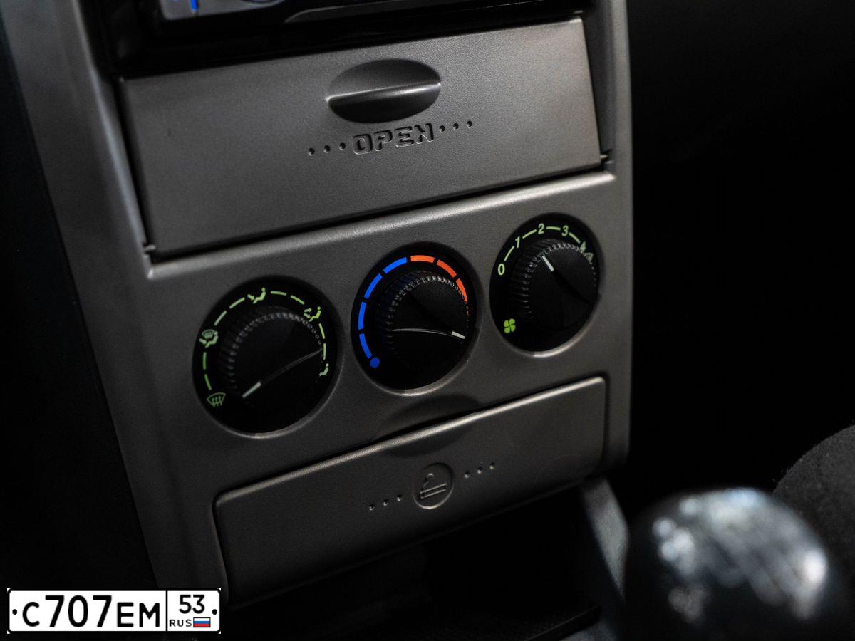 Фото автомобиля LADA 2170 PRIORA, 2010 — госномер Е115ХН53. Цвет: СЕРО-СИНЕ-ЗЕЛЕНЫЙ