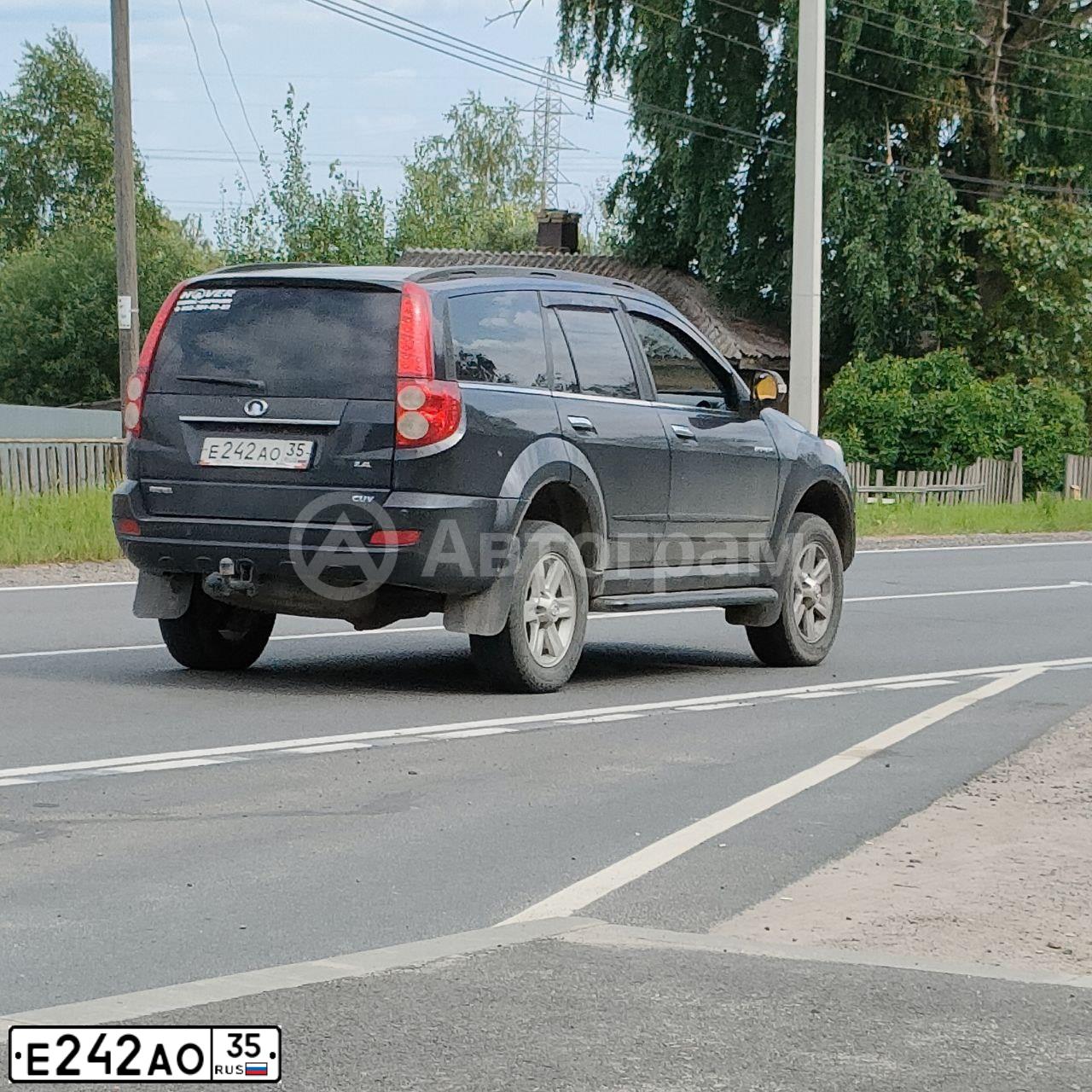 Фото автомобиля GREAT WALL H5, 2013 — госномер Е242АО35. Цвет: ЧЕРНЫЙ
