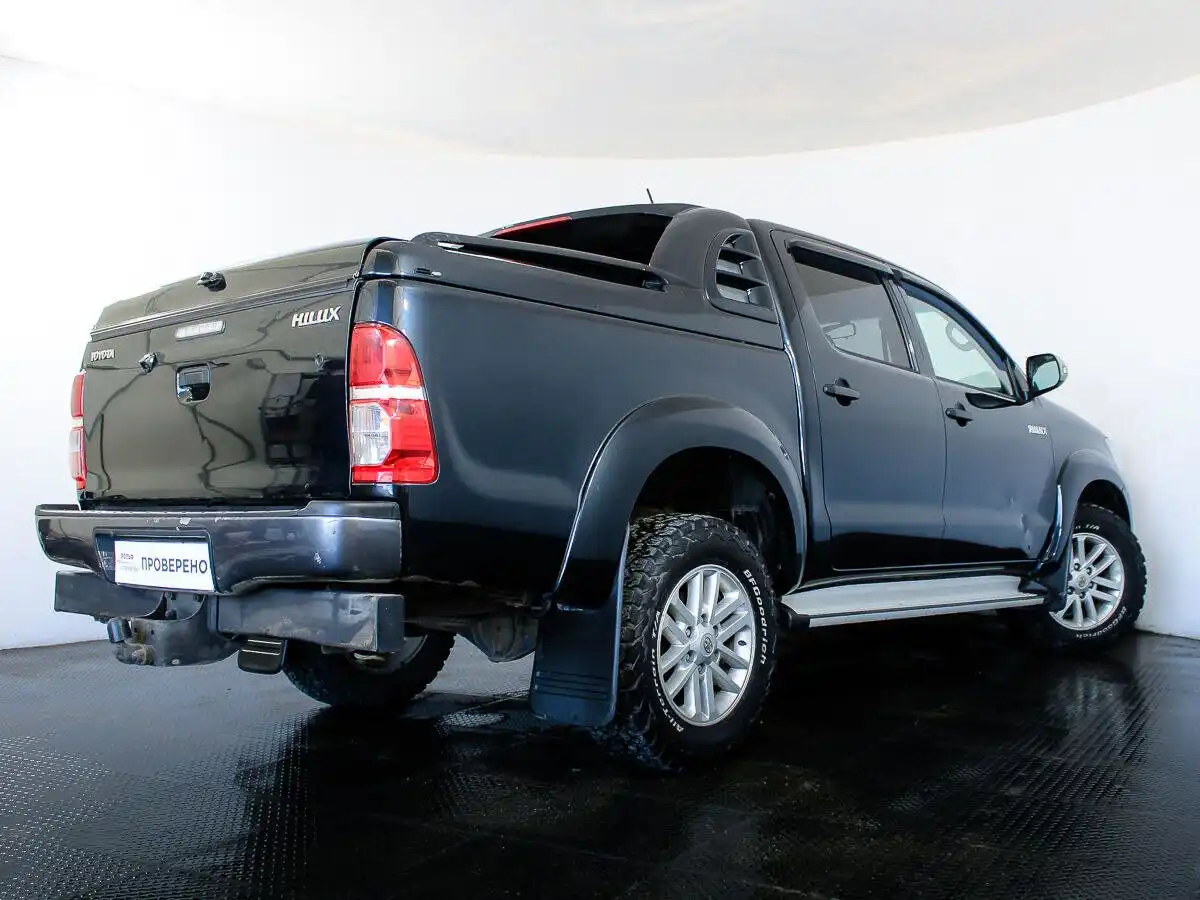 Фото автомобиля TOYOTA HILUX, 2014 — госномер Е199ХО147. Цвет: ТЕМНО-СЕРЫЙ