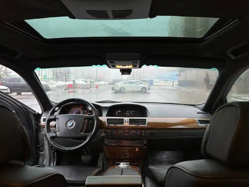 Фото автомобиля BMW SERIE 7, 2001 — госномер М786МА977. Цвет: СЕРЫЙ