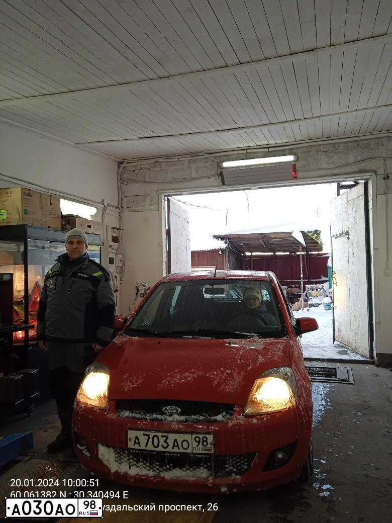 Фото автомобиля FORD FIESTA / ASPIRE, 2008 — госномер А703АО98. Цвет: Красный